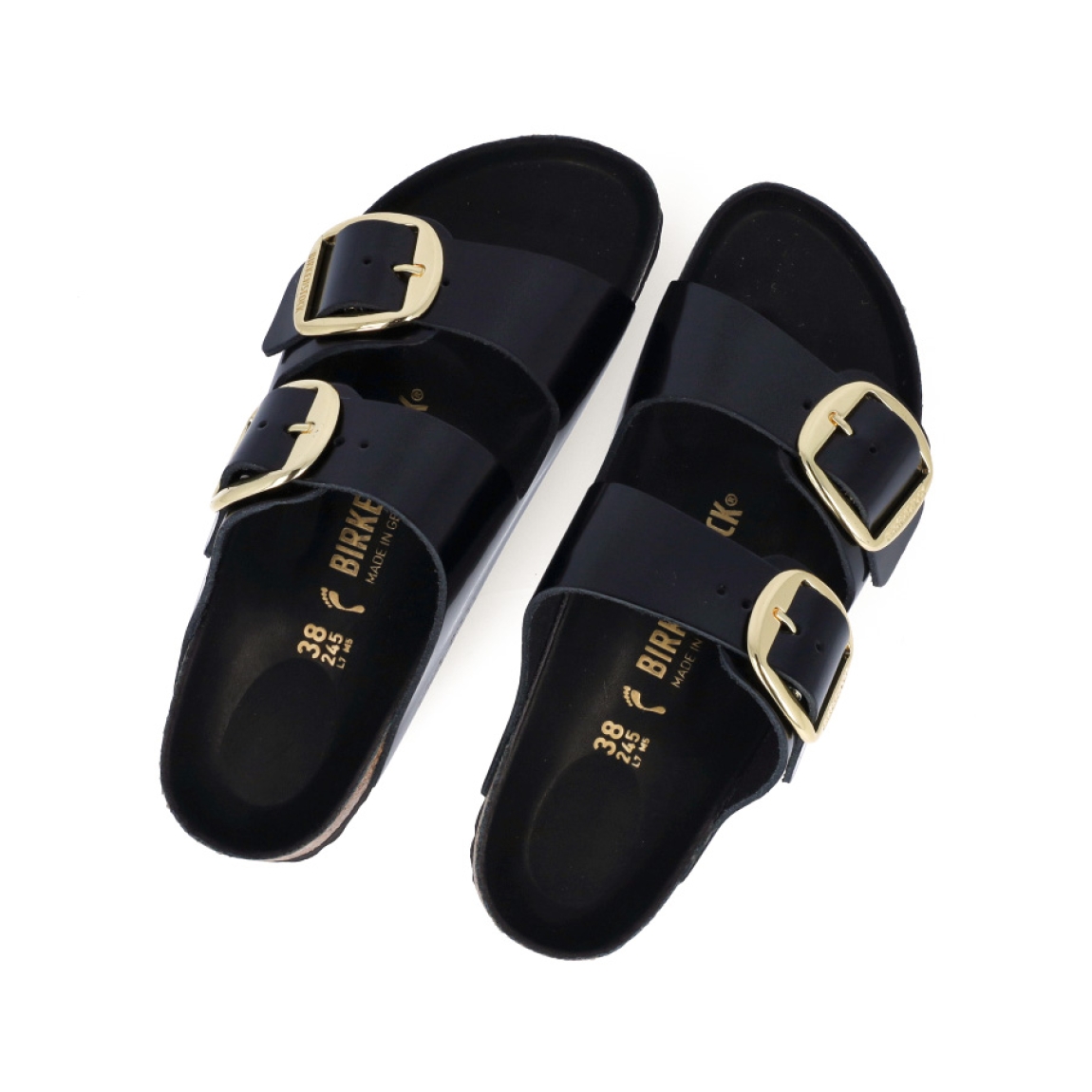 Sandalias de la marca Birkenstock, modelo ARIZONA BB. Sandalias elaboradas en piel de alta calidad color negro, con base de corcho y látex de forma anatómica. Cierre de las sandalias con doble hebilla de espiga de metal dorado con ajuste individual, en empeine y pala. Estas sandalias Birkenstock ARIZONA BB son un complemento ideal para esta temporada, su diseño simple atemporal, lo hace el accesorio clásico para tus looks!