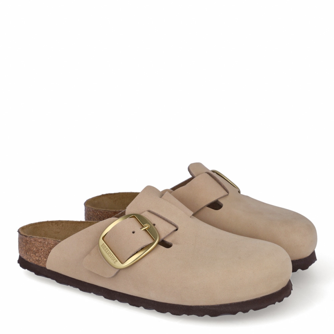 Zuecos de la marca Birkenstock modelo BOSTON. Exterior e interior elaborado en ante de color camel con puntera redonda. Zuecos Birkenstock con cierre de hebilla ajustable en la pala. Suela de corcho de 2,5 cm de plataforma. Planta ergonómica. Hechas en Alemania. Zuecos Birkenstock BOSTON son el complemento ideal de comodidad y ligereza para esta temporada!