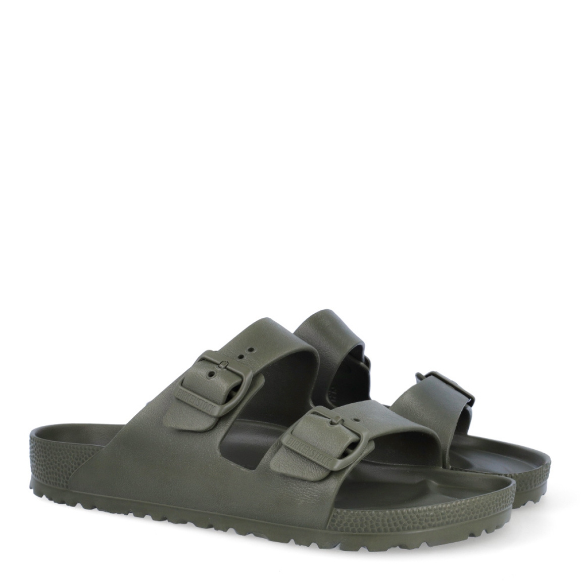 Sandalias de la marca Birkenstock, modelo ARIZONA EVA. Sandalias elaboradas en neopreno de alta calidad color verde oscuro. Cierre de las sandalias con dos hebillas, en el empeine y la pala. Sandalias Birkenstock con suela plana y de goma. Estas sandalias Birkenstock ARIZONA EVA son un complemento clásico para tus looks de temporada. No te puede faltar en el armario.