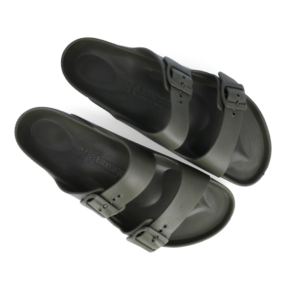 Sandalias de la marca Birkenstock, modelo ARIZONA EVA. Sandalias elaboradas en neopreno de alta calidad color verde oscuro. Cierre de las sandalias con dos hebillas, en el empeine y la pala. Sandalias Birkenstock con suela plana y de goma. Estas sandalias Birkenstock ARIZONA EVA son un complemento clásico para tus looks de temporada. No te puede faltar en el armario.