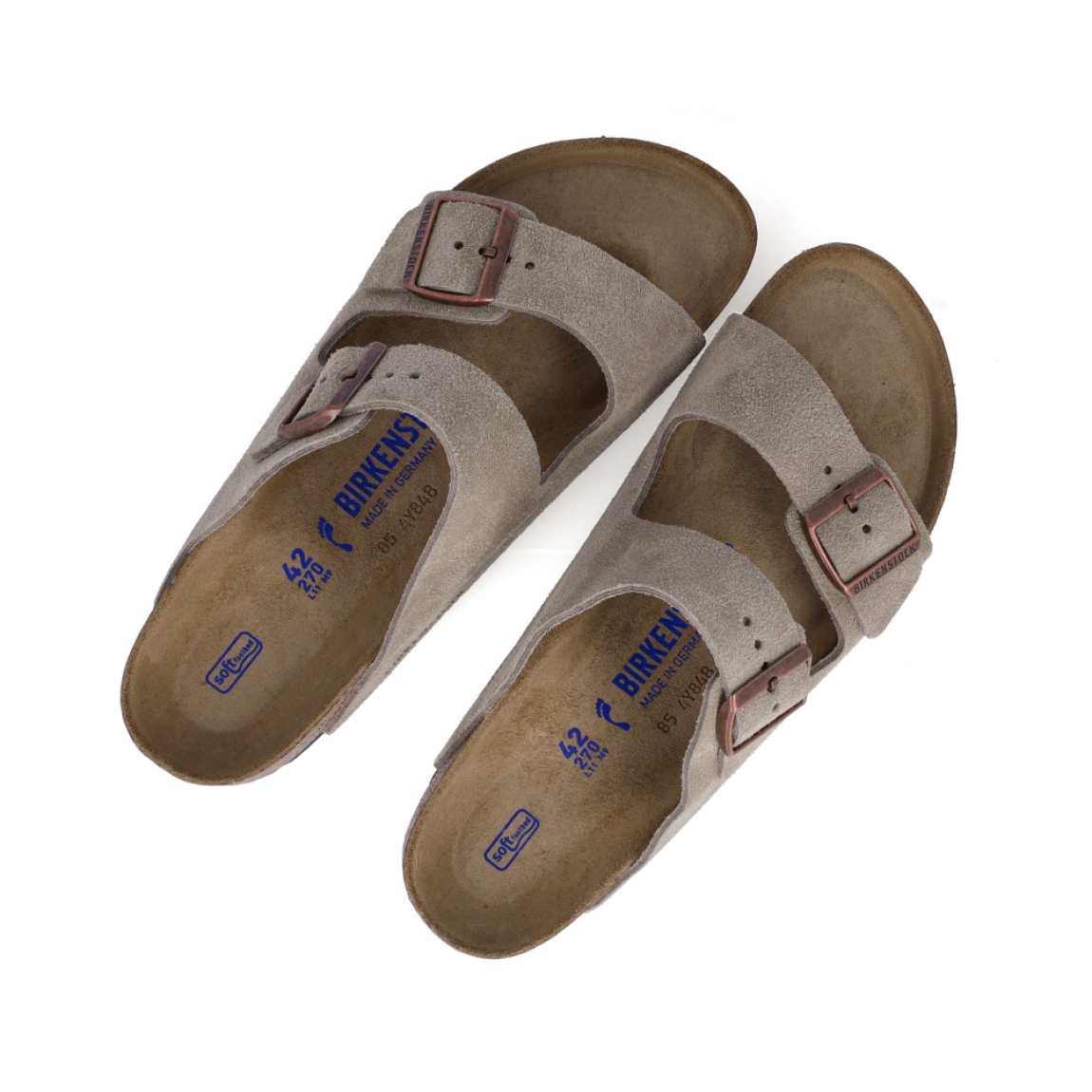 Sandalias de la marca Birkenstock, modelo ARIZONA BIRKO. Sandalias elaboradas en ante de alta calidad color taupe, con base de corcho y látex de forma anatómica. Cierre de las sandalias con doble hebilla de espiga de metal con ajuste individual, en empeine y pala. Estas sandalias Birkenstock ARIZONA BIRKO son un complemento ideal para esta temporada, su diseño simple atemporal, lo hace el accesorio clásico para tus looks!
