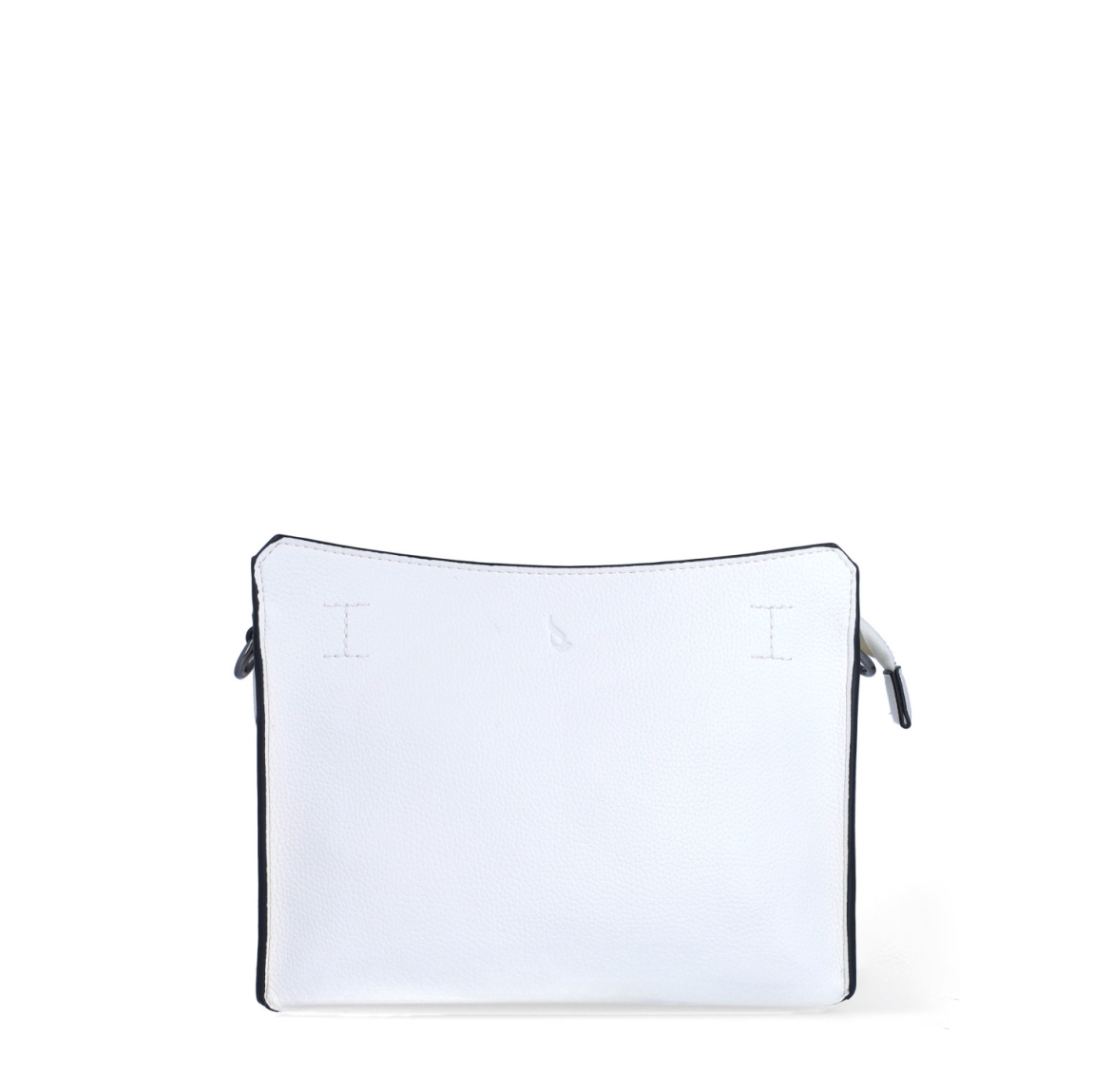 Bandolera de mujer de la marca Abbacino, modelo LOURDES. Bolso elaborado en materiales reciclados color blanco. Con forro interior y asa textil cruzada, que puede regularse y es de quita y pon. Cierre superior con cremallera. Medidas: alto 17cm y ancho 24cm. Este bolso Abbacino LOURDES es un modelo de líneas rectas y muy minimalista que se convertirá en un imprescindible para tu día a día. Un diseño amplio de inspiración marinera e influencia mediterránea.