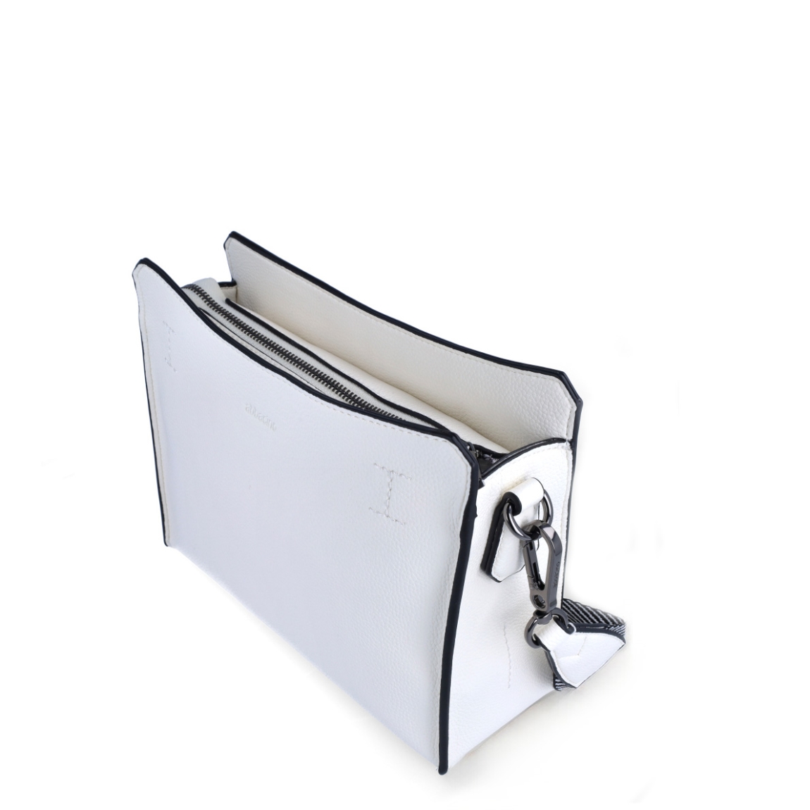 Bandolera de mujer de la marca Abbacino, modelo LOURDES. Bolso elaborado en materiales reciclados color blanco. Con forro interior y asa textil cruzada, que puede regularse y es de quita y pon. Cierre superior con cremallera. Medidas: alto 17cm y ancho 24cm. Este bolso Abbacino LOURDES es un modelo de líneas rectas y muy minimalista que se convertirá en un imprescindible para tu día a día. Un diseño amplio de inspiración marinera e influencia mediterránea.