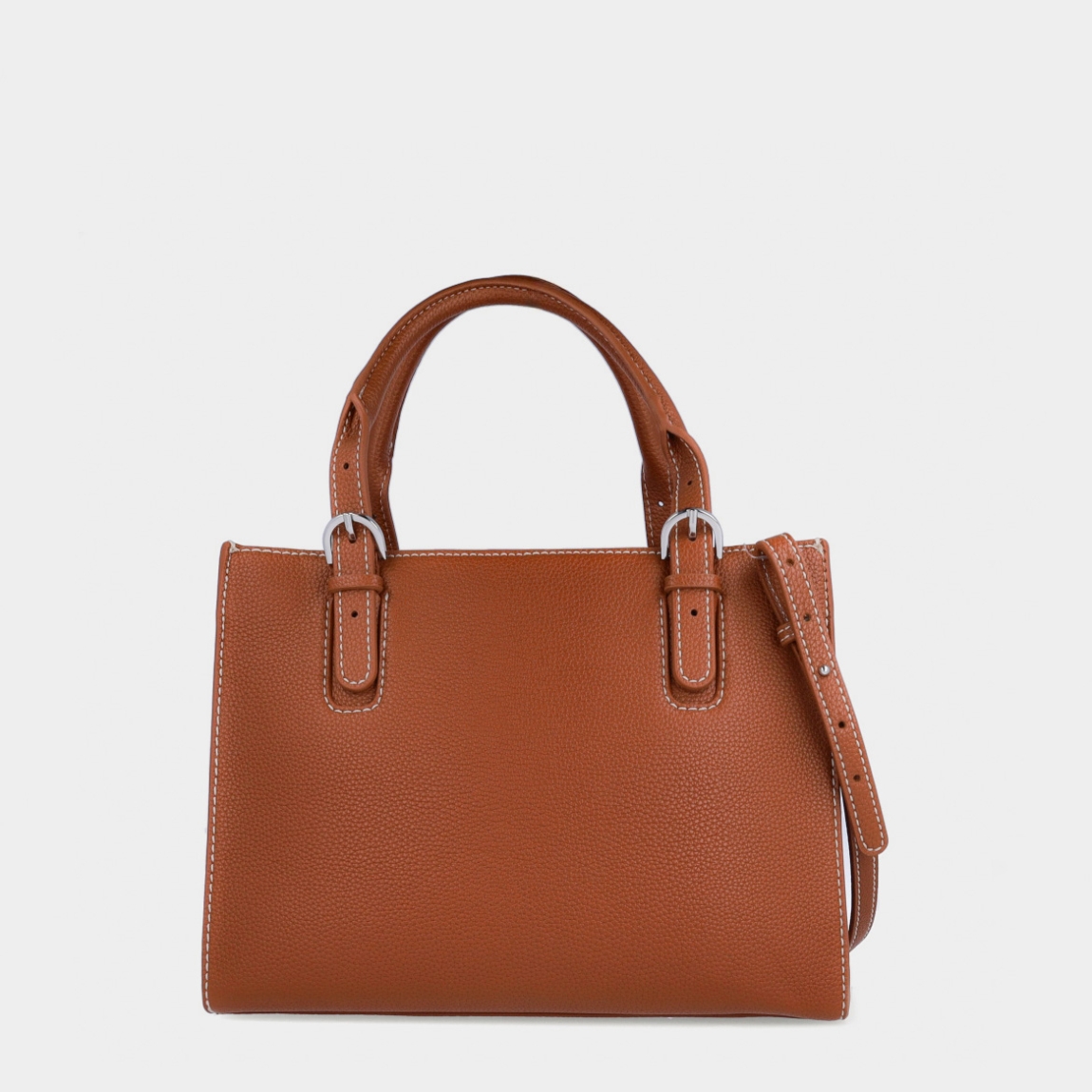 Bolso clásico de la marca Armani Exchange, modelo LOUS. Exterior en piel color marrón, con logo en parte frontal. Cierre con cremallera, y doble asa, fija y regulable para máxima comodidad. Bolso con amplio espacio interno. Medidas: alto 23cm y ancho 29cm. Este bolso Armani Exchange LOUS es un complemento ideal para esta temporada!