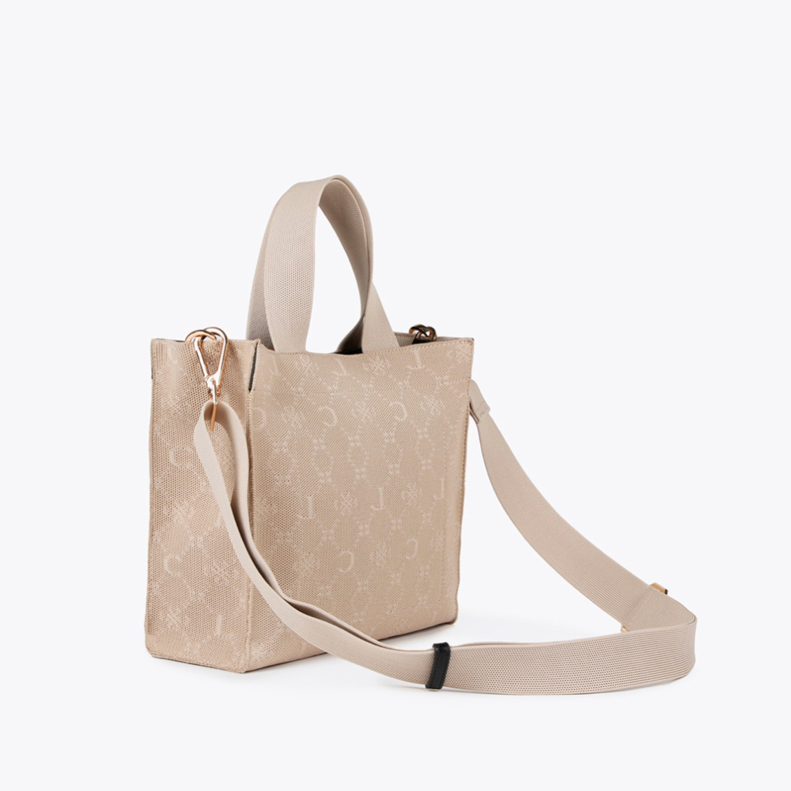 Bolso de la marca Lola Casademunt, modelo REBE. Exterior elaborado en textil color beig con estampado de logo. Interior en textil beig con amplios compartimentos. Bolso Lola Casademunt con cierre de cremallera y asas dobles, una fija de mano y otra, extraíble para mayor versatilidad de uso. Medidas: alto 24cm y ancho 28cm. Este bolso Lola Casademunt REBE es ideal para llevar a todos lados, un bolso clásico que debes tener en tu armario!
