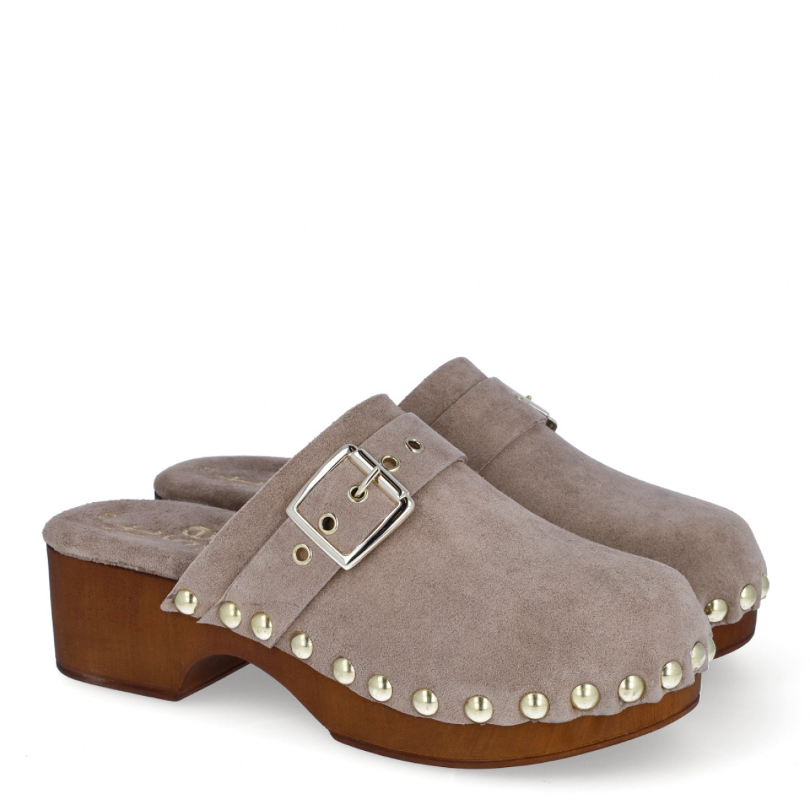 Zuecos de la marca Itse, modelo MIRKO. Exterior de los zuecos en ante color taupe con detalle de tachuelas y hebilla. Interior de los zuecos en ante color taupe. Zuecos Itse con tacón de 5m de altura. Estos zuecos Itse MIRKO son un complemento tendencia de temporada, podrás crear diferentes looks con la máxima comodidad posible.