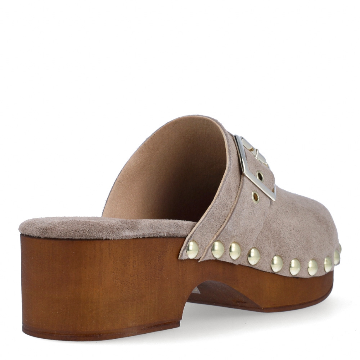 Zuecos de la marca Itse, modelo MIRKO. Exterior de los zuecos en ante color taupe con detalle de tachuelas y hebilla. Interior de los zuecos en ante color taupe. Zuecos Itse con tacón de 5m de altura. Estos zuecos Itse MIRKO son un complemento tendencia de temporada, podrás crear diferentes looks con la máxima comodidad posible.