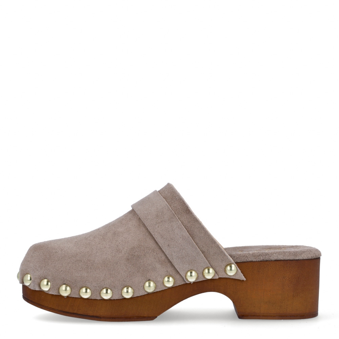Zuecos de la marca Itse, modelo MIRKO. Exterior de los zuecos en ante color taupe con detalle de tachuelas y hebilla. Interior de los zuecos en ante color taupe. Zuecos Itse con tacón de 5m de altura. Estos zuecos Itse MIRKO son un complemento tendencia de temporada, podrás crear diferentes looks con la máxima comodidad posible.