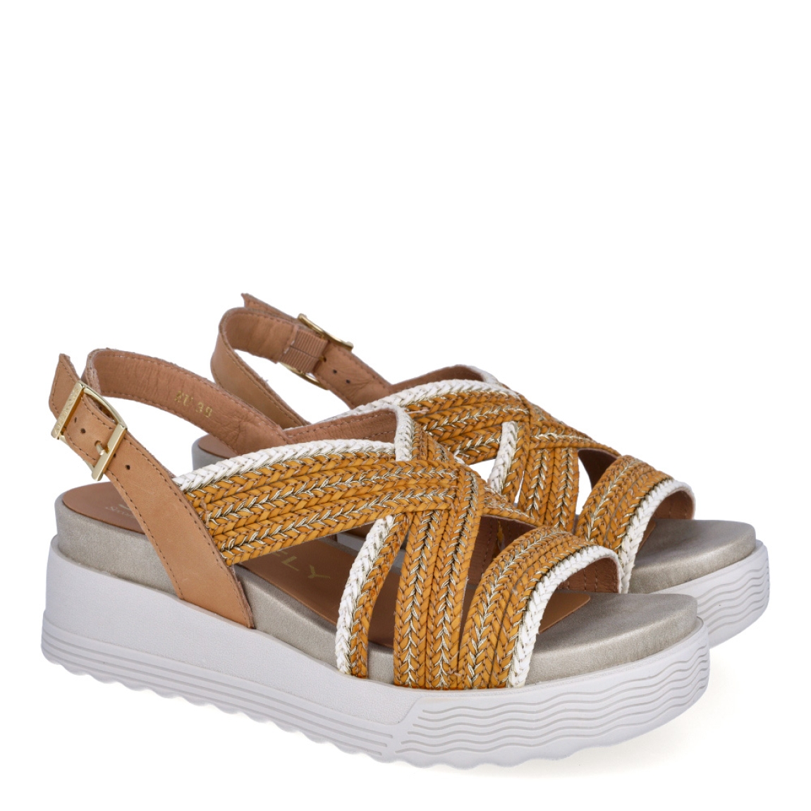 Sandalia de la marca Stonefly, modelo REMI. Sandalias elaboradas piel trenzada multicolor con tonalidades camel y beig. Interior en piel color camel. Cierre de las sandalias Stonefly con hebilla en tobillo. Sandalias Stonefly con cuña de 5cm de altura. Este modelo REMI es un clásico y siempre a la moda, es cómodo y ligero, perfecto para completar todos tus atuendos casual chic.