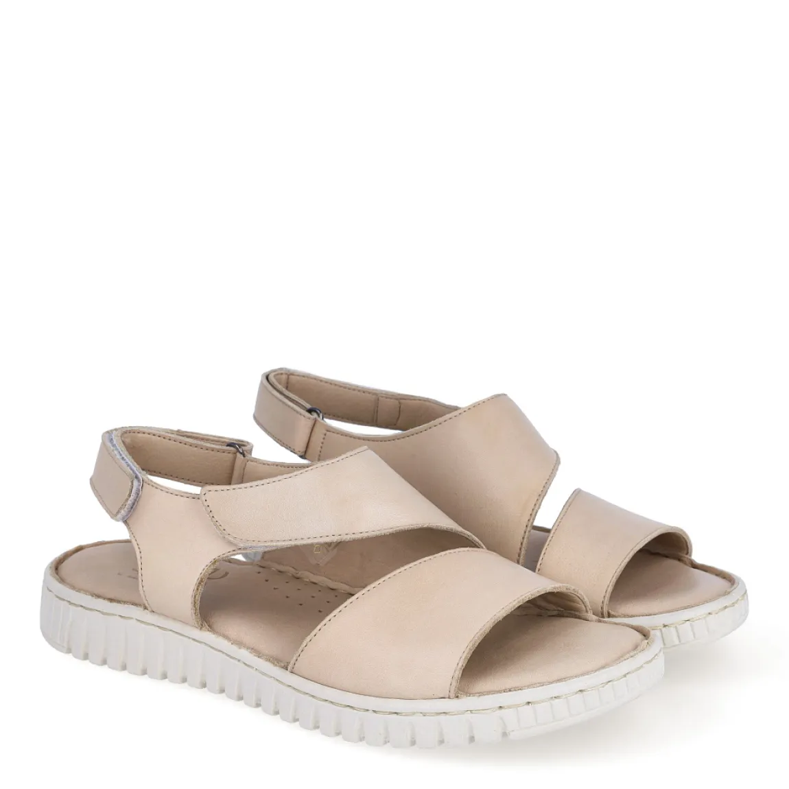 Sandalias de la marca Itse, modelo ELINA. Exterior en piel beige. Interior en piel color nude. Cierre de sandalias Itse con doble velcro en empeine y tobillo. Suela dentada con máxima flexibilidad. Planta de piel muy acolchada pensada para el máximo comfort.