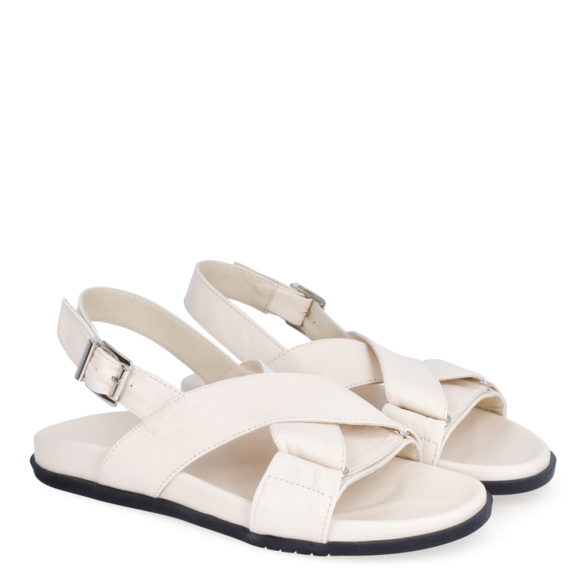 Sandalias de la marca Itse, modelo LENA 22. Sandalias elaboradas en piel color beig con detalles en tiras cruzadas en la pala. Cierre de las sandalias con hebilla en el tobillo y plataforma plana de goma. Estas sandalias Itse LENA 22 son el complemento que dará personalidad y comodidad a tus looks de temporada.