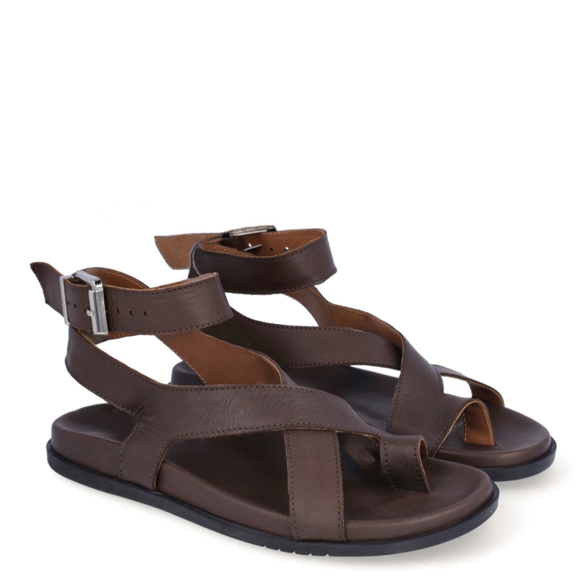 Sandalias de la marca Itse, modelo LENA 26. Sandalias elaboradas en piel color marrón con tiras cruzadas en pala. Cierre de las sandalias con hebilla y plataforma plana de goma. Estas sandalias Itse LENA 26 son el complemento que dará personalidad y comodidad a tus looks de temporada.