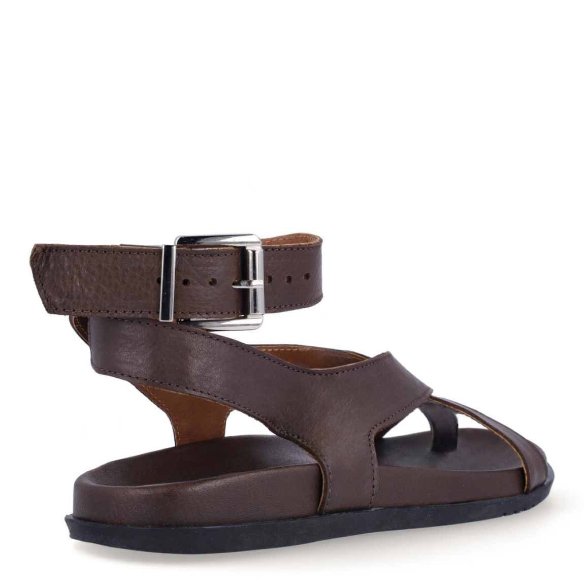 Sandalias de la marca Itse, modelo LENA 26. Sandalias elaboradas en piel color marrón con tiras cruzadas en pala. Cierre de las sandalias con hebilla y plataforma plana de goma. Estas sandalias Itse LENA 26 son el complemento que dará personalidad y comodidad a tus looks de temporada.