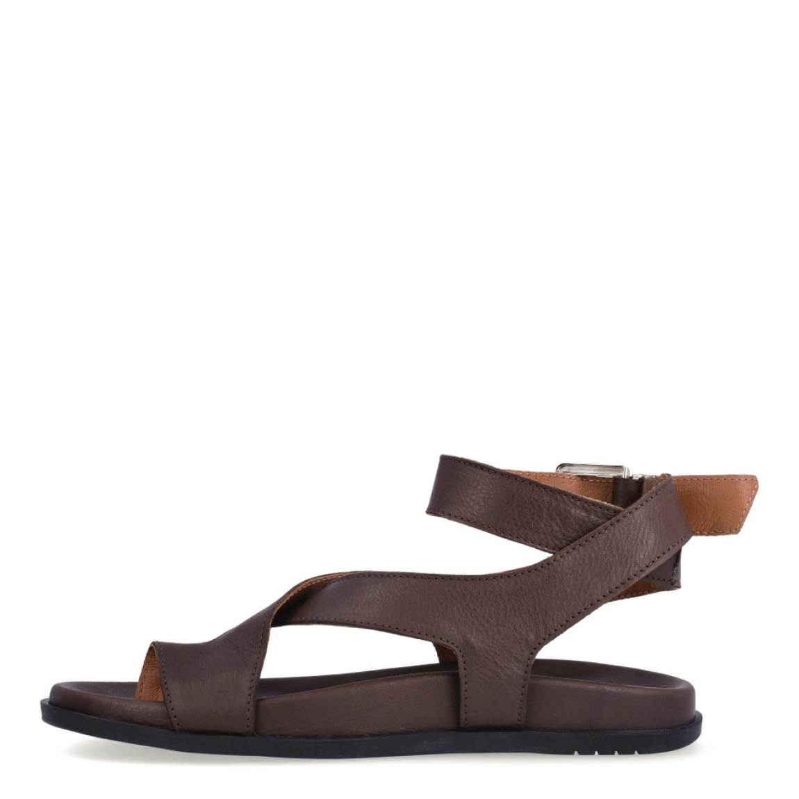 Sandalias de la marca Itse, modelo LENA 26. Sandalias elaboradas en piel color marrón con tiras cruzadas en pala. Cierre de las sandalias con hebilla y plataforma plana de goma. Estas sandalias Itse LENA 26 son el complemento que dará personalidad y comodidad a tus looks de temporada.