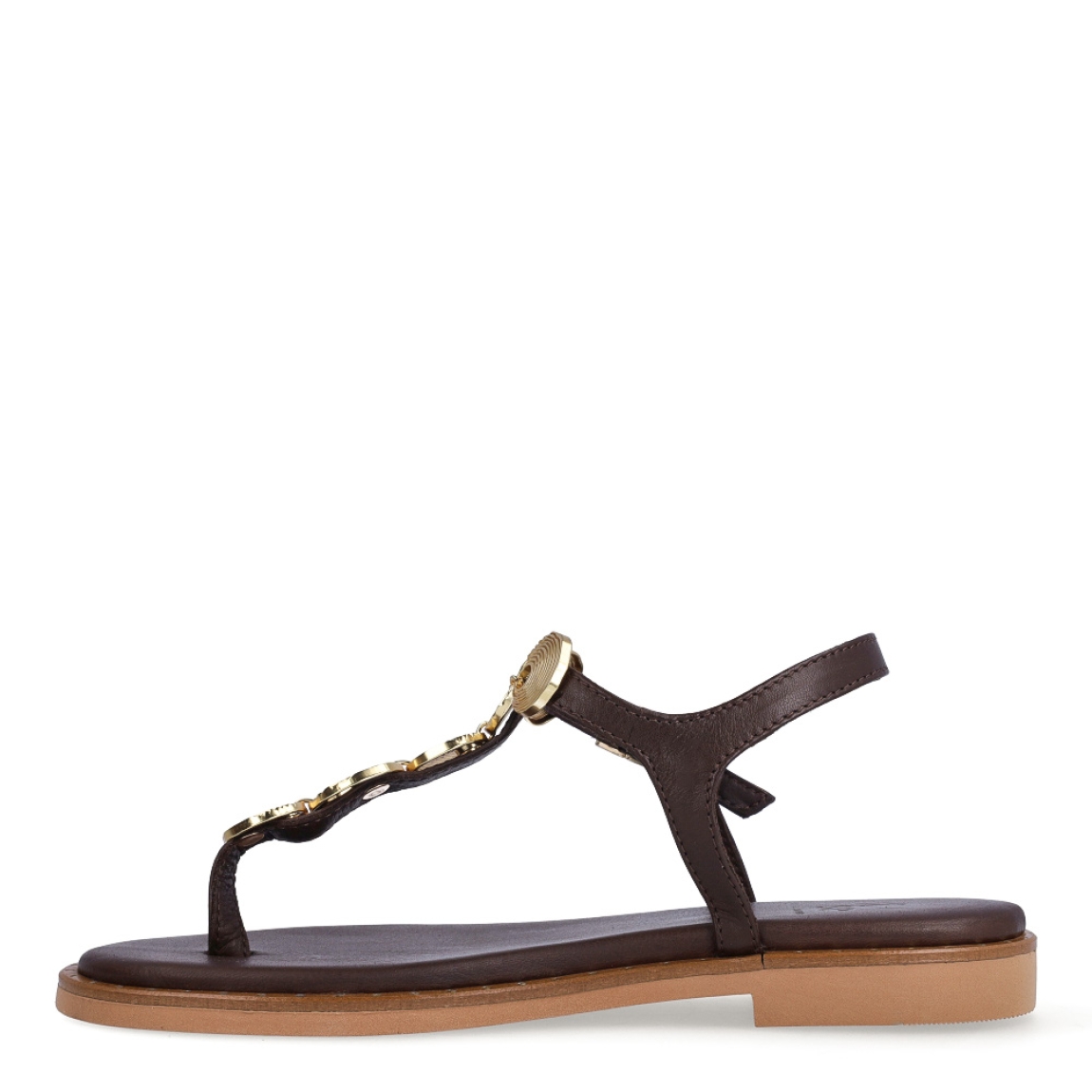 Sandalias de la marca Itse, modelo TOSCANA. Sandalias elaboradas en piel color marrón con detalles de adornos metálicos dorados en formas circulares en la pala. Cierre de las sandalias con hebilla en el tobillo y plataforma plana con detalle de tachuelas doradas. Estas sandalias Itse TOSCANA son el complemento que dará personalidad y comodidad a tus looks de temporada.