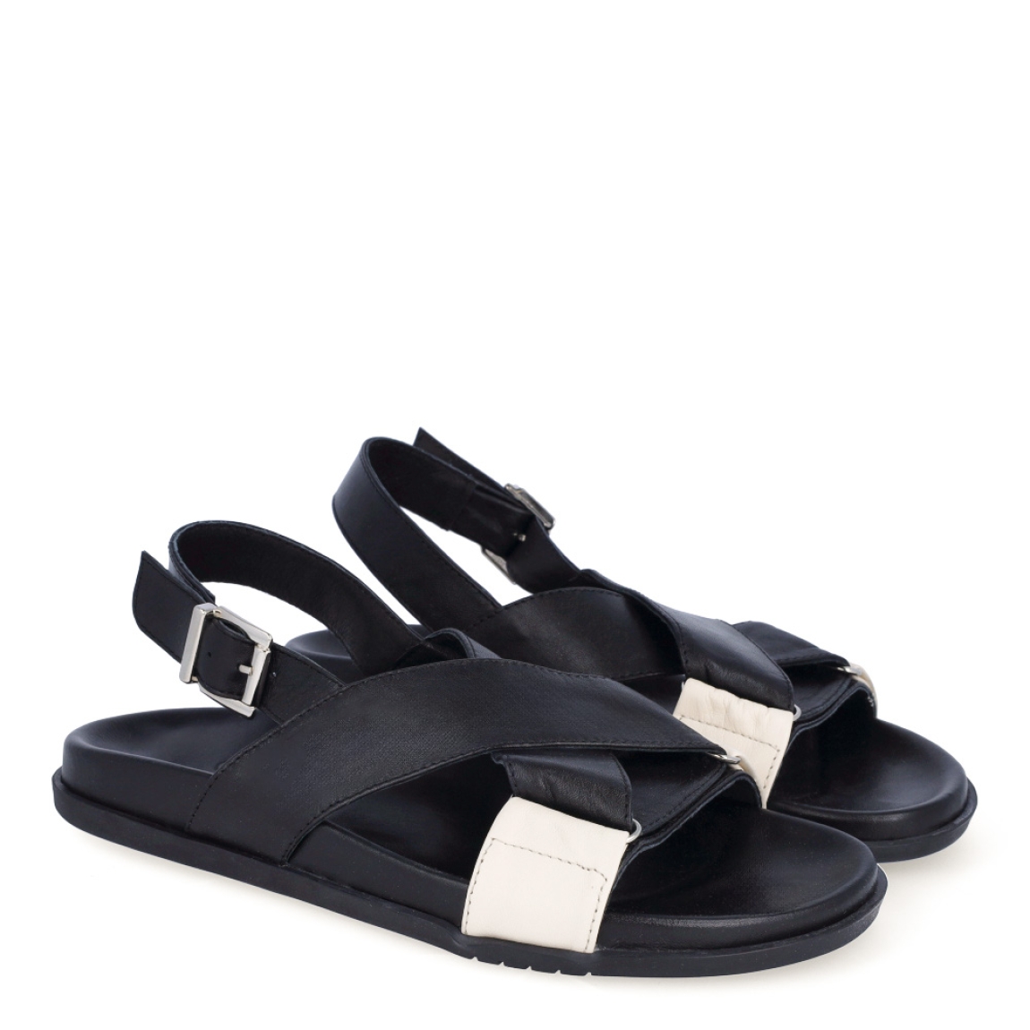 Sandalias de la marca Itse, modelo LENA 22. Sandalias elaboradas en piel color negro con detalles en tiras cruzadas en la pala. Cierre de las sandalias con hebilla en el tobillo y plataforma plana de goma. Estas sandalias Itse LENA 22 son el complemento que dará personalidad y comodidad a tus looks de temporada.