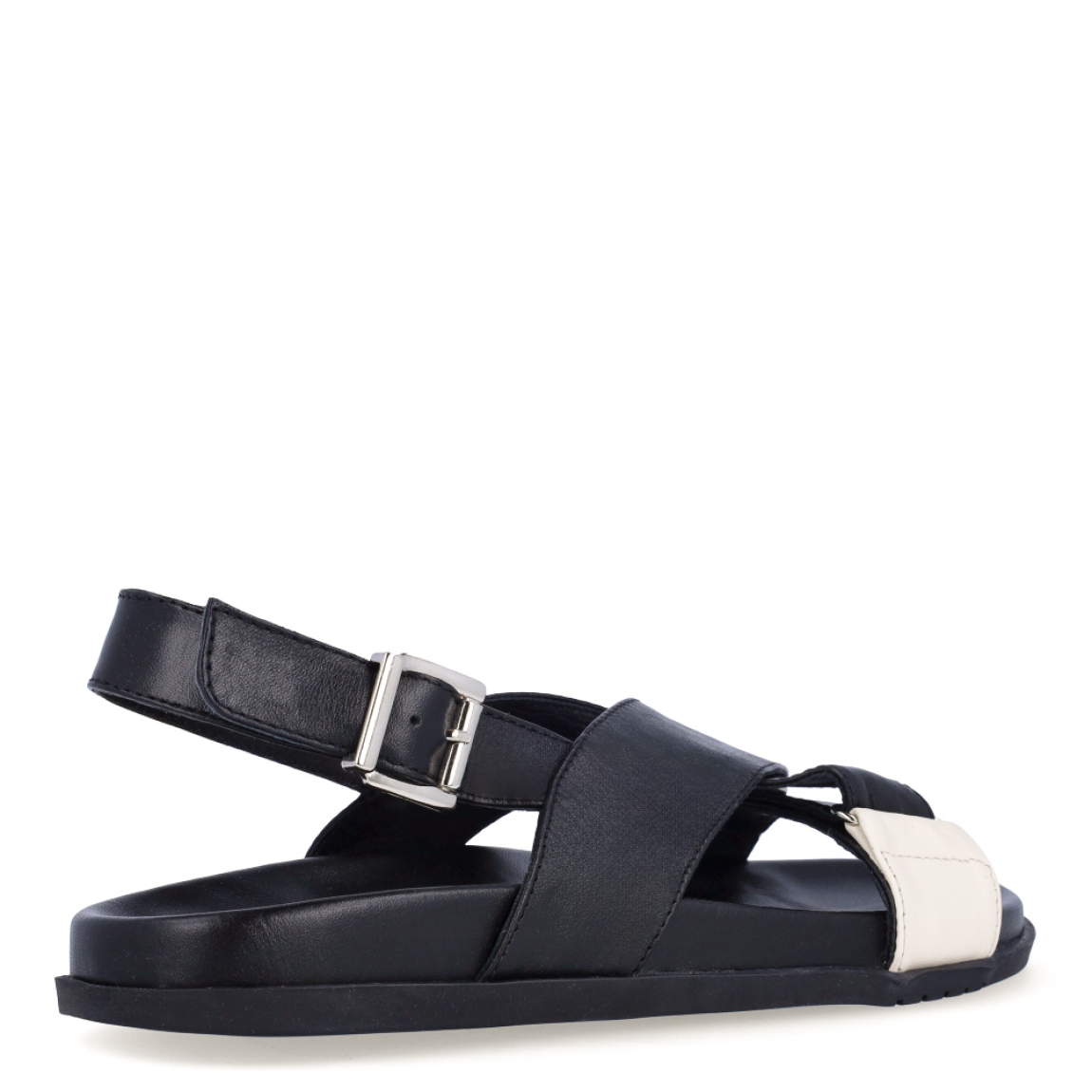 Sandalias de la marca Itse, modelo LENA 22. Sandalias elaboradas en piel color negro con detalles en tiras cruzadas en la pala. Cierre de las sandalias con hebilla en el tobillo y plataforma plana de goma. Estas sandalias Itse LENA 22 son el complemento que dará personalidad y comodidad a tus looks de temporada.