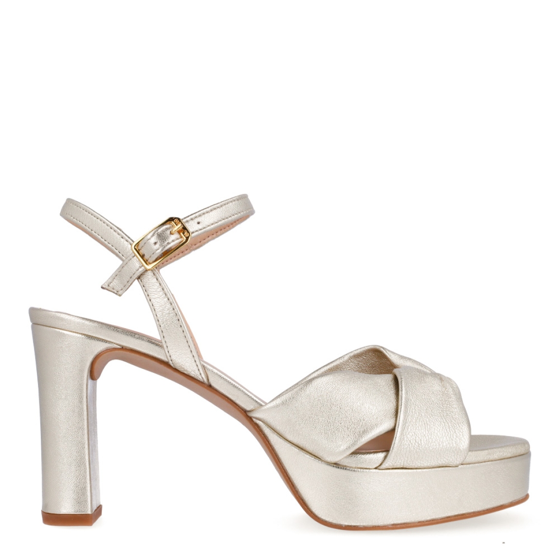 Sandalias de la marca Unisa, modelo ONOA. Exterior en piel color oro con pala cruzada. Interior en piel color nude. Cierre de sandalias Unisa con hebilla en tobillo y un tacón de 8cm de altura. Estas sandalias Unisa ONOA son un complemento clásico e ideal para lucir tus looks de esta temporada!