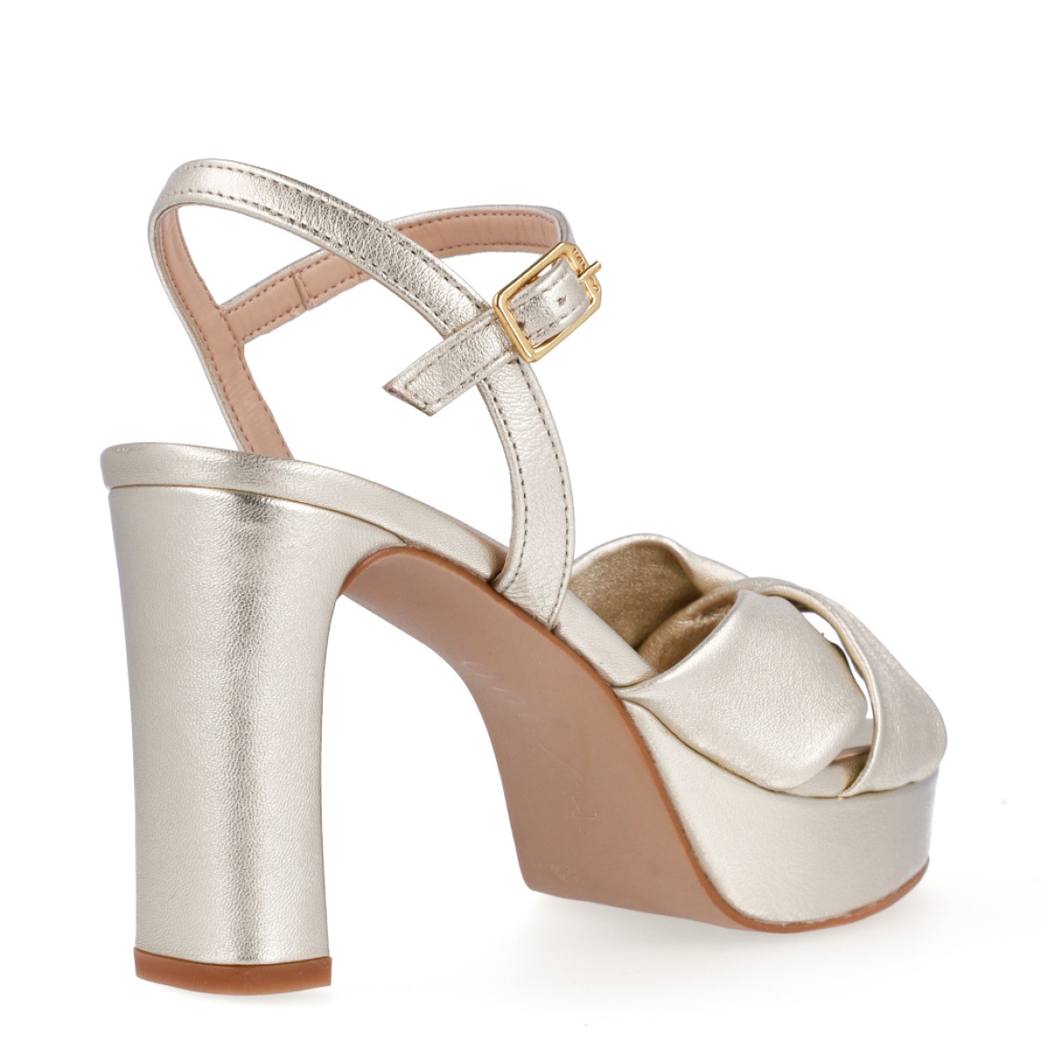 Sandalias de la marca Unisa, modelo ONOA. Exterior en piel color oro con pala cruzada. Interior en piel color nude. Cierre de sandalias Unisa con hebilla en tobillo y un tacón de 8cm de altura. Estas sandalias Unisa ONOA son un complemento clásico e ideal para lucir tus looks de esta temporada!