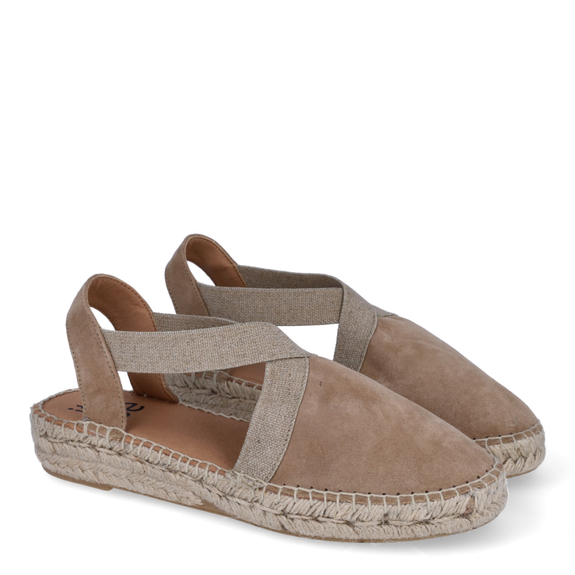 Alpargatas de la marca Itse, modelo TANA. Exterior en ante color camel con tiras cruzadas. Alpargatas con punta redonda. Interior en piel color nude. Alpargatas Itse con cuña de 3cm de altura. Estas Alpargatas TANA son ideales para lucirlas esta temporada!