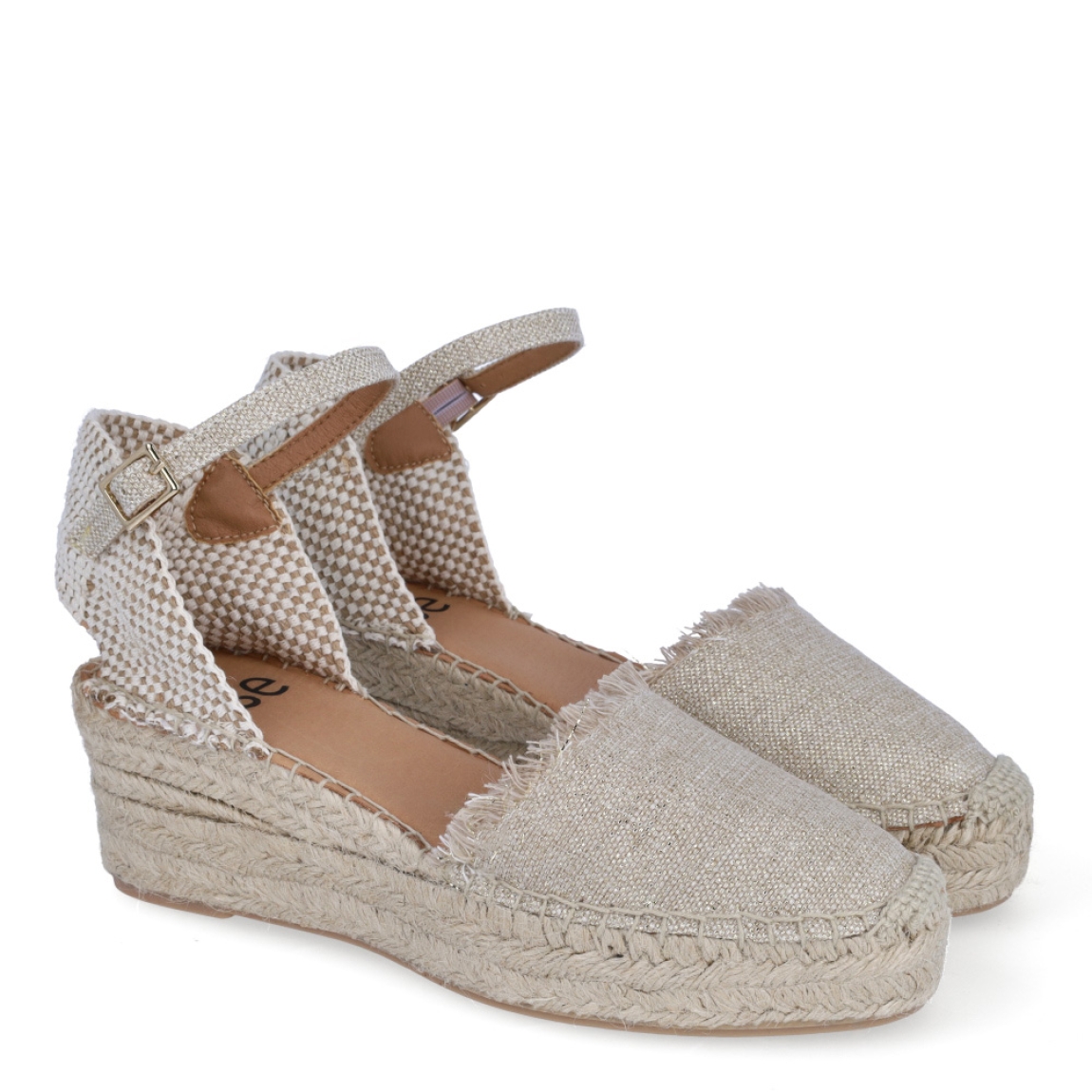 Alpargatas de la marca Itse, modelo KING. Exterior en textil color beig con punta redonda y flecos. Interior en piel color nude. Alpargatas Itse con cuña de 6cm de altura. Cierre con hebilla en tobillo. Estas Alpargatas KING son ideales para lucirlas esta temporada!