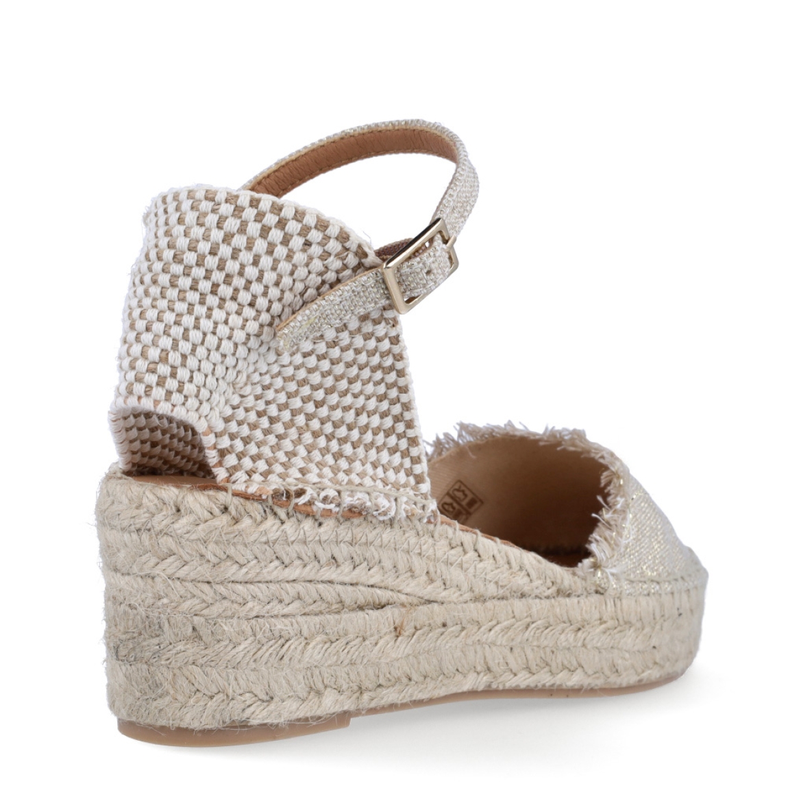 Alpargatas de la marca Itse, modelo KING. Exterior en textil color beig con punta redonda y flecos. Interior en piel color nude. Alpargatas Itse con cuña de 6cm de altura. Cierre con hebilla en tobillo. Estas Alpargatas KING son ideales para lucirlas esta temporada!