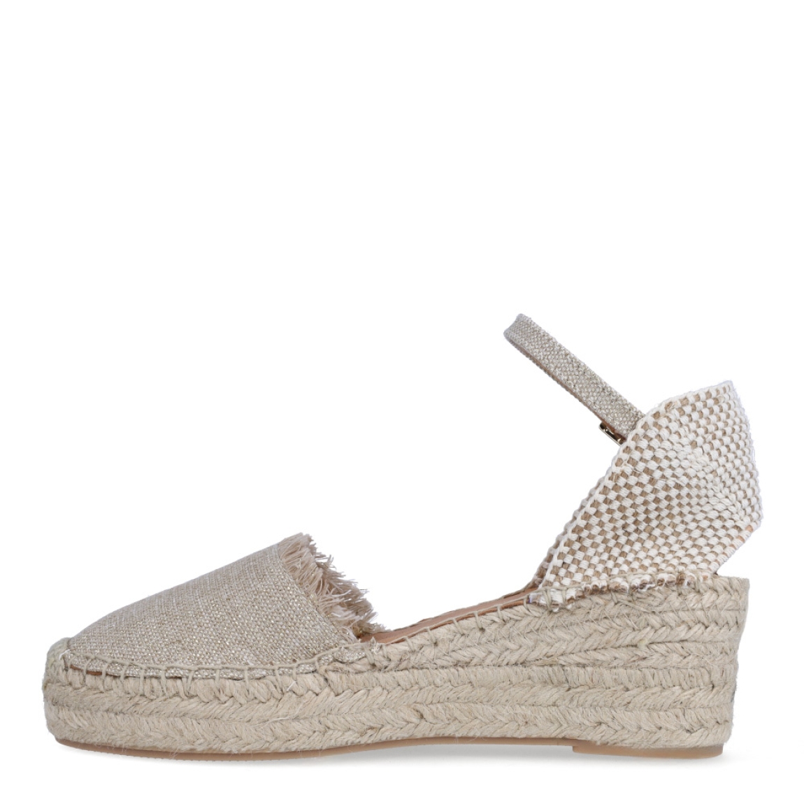 Alpargatas de la marca Itse, modelo KING. Exterior en textil color beig con punta redonda y flecos. Interior en piel color nude. Alpargatas Itse con cuña de 6cm de altura. Cierre con hebilla en tobillo. Estas Alpargatas KING son ideales para lucirlas esta temporada!