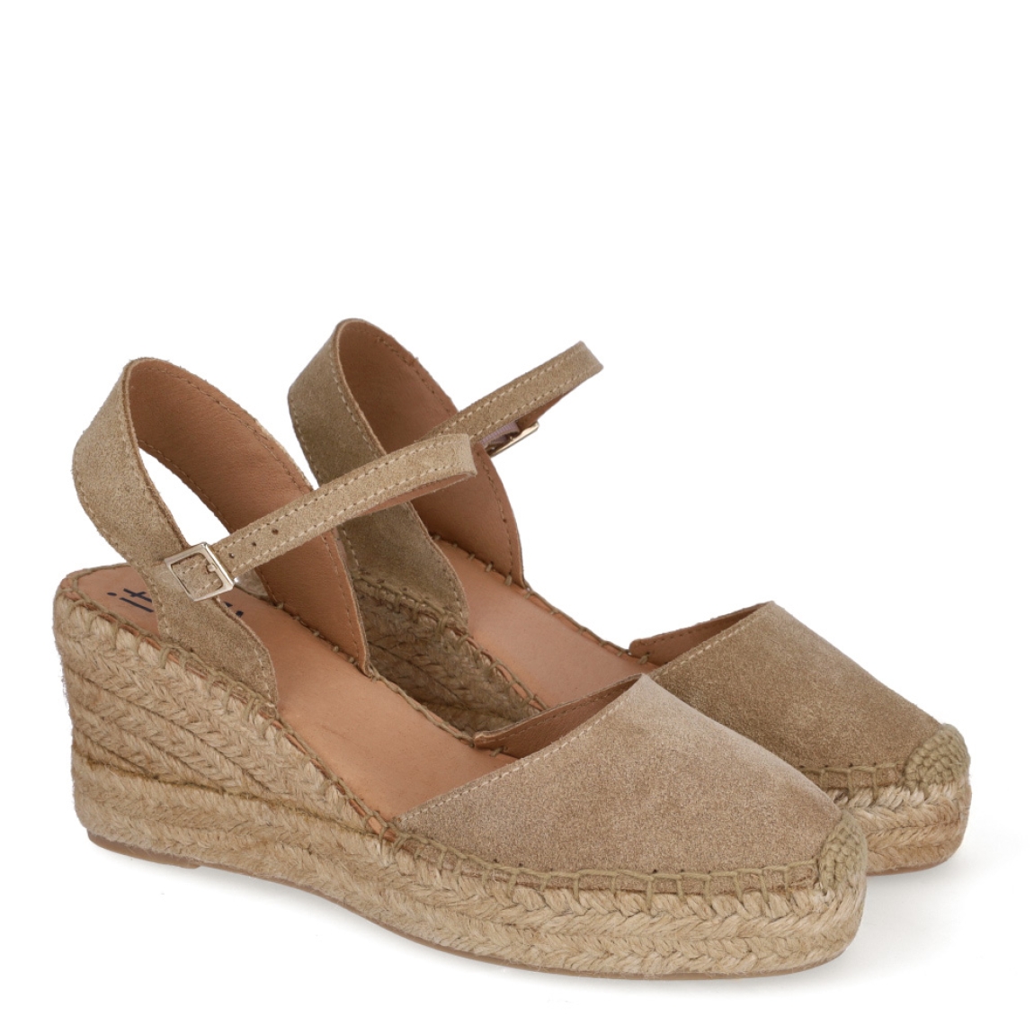 Alpargatas de la marca Itse, modelo CAROL. Exterior en ante color camel con punta redonda. Interior en piel color nude. Alpargatas Itse con cuña de 7cm de altura. Cierre con hebilla en tobillo. Estas Alpargatas CAROL son ideales para lucirlas esta temporada!