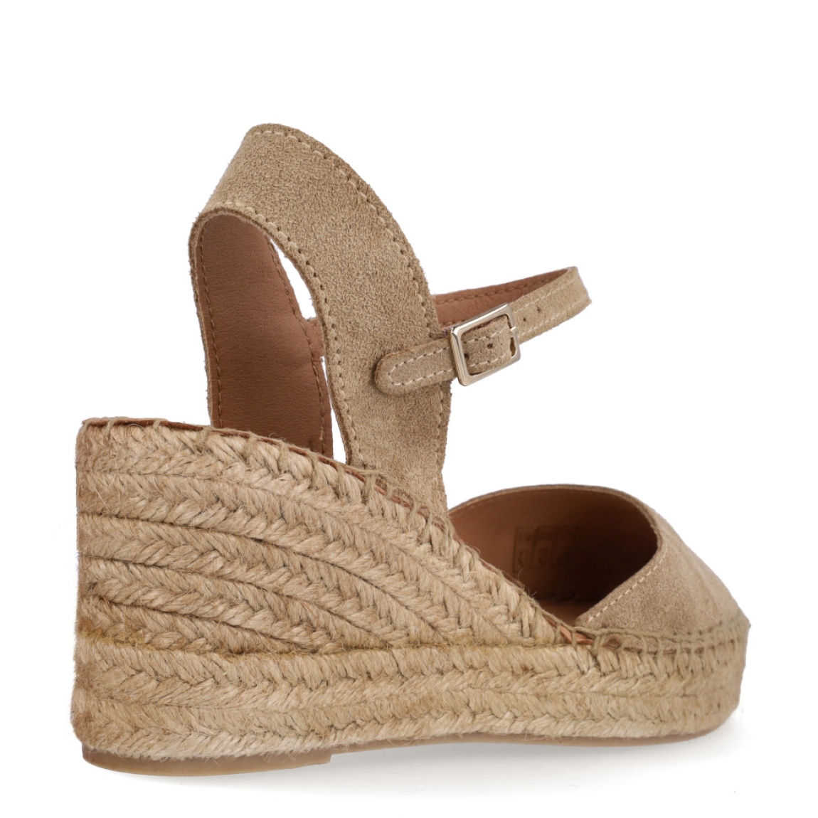 Alpargatas de la marca Itse, modelo CAROL. Exterior en ante color camel con punta redonda. Interior en piel color nude. Alpargatas Itse con cuña de 7cm de altura. Cierre con hebilla en tobillo. Estas Alpargatas CAROL son ideales para lucirlas esta temporada!