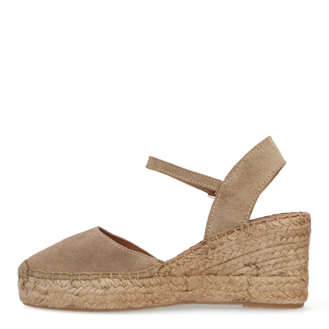 Alpargatas de la marca Itse, modelo CAROL. Exterior en ante color camel con punta redonda. Interior en piel color nude. Alpargatas Itse con cuña de 7cm de altura. Cierre con hebilla en tobillo. Estas Alpargatas CAROL son ideales para lucirlas esta temporada!