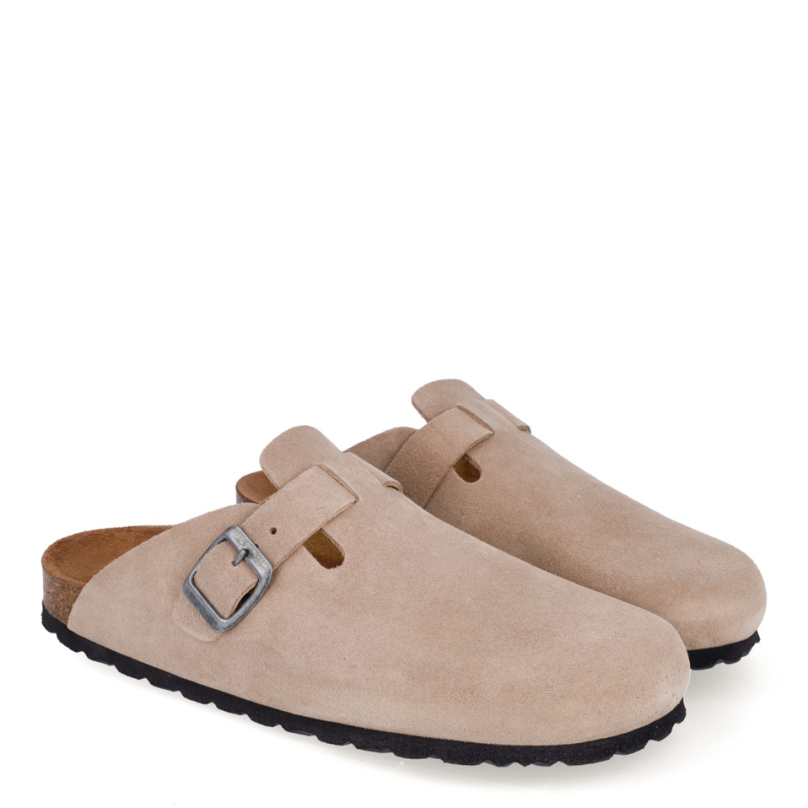 Zuecos de la marca Itse, modelo EMILIA. Exterior en ante color taupe con puntera redonda. Interior corcho. Cierre de zuecos Itse con hebilla en la pala. Estos zuecos Itse EMILIA son el complemento perfecto para disfrutar de comodidad y ligereza al caminar.