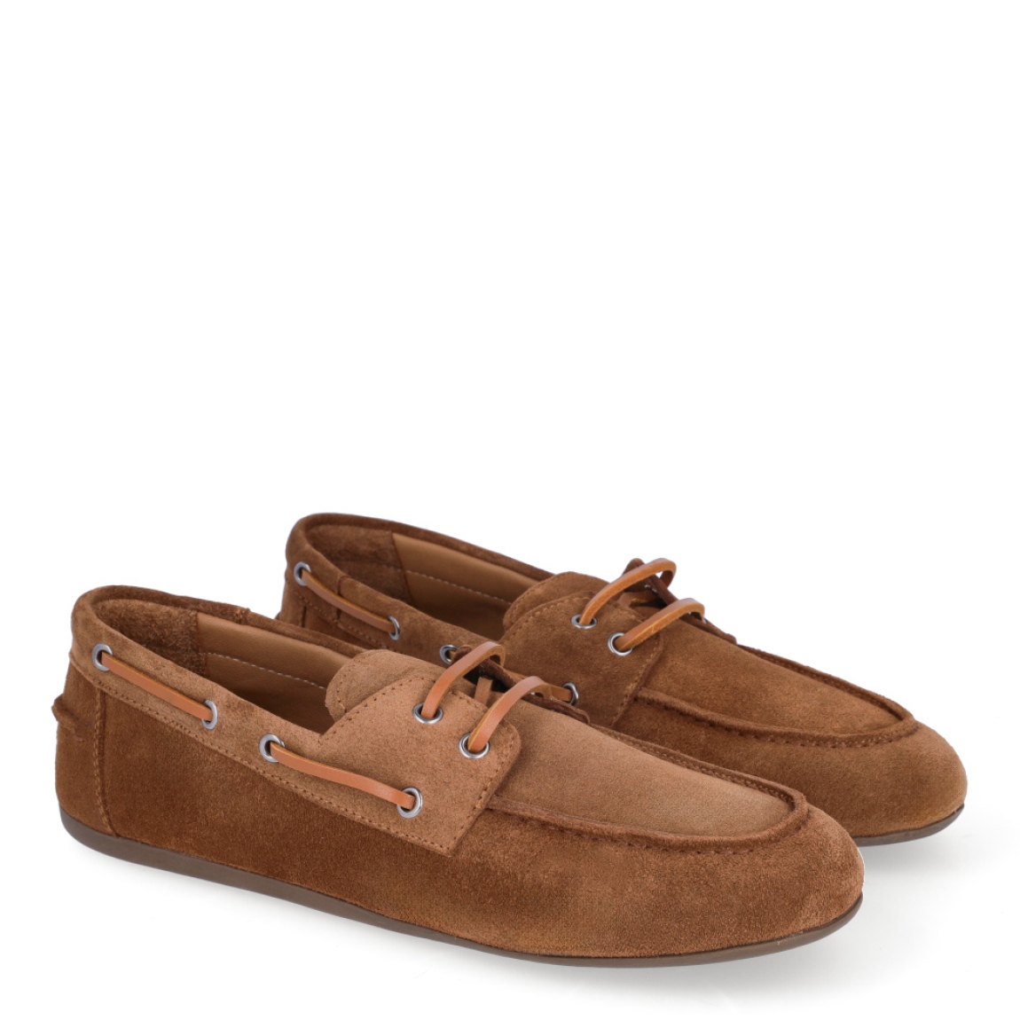 Naúticos de la marca Itse, modelo ELI. Exterior en ante color taupe con punta redonda. Interior en piel color marrón. Cierre de naúticos Itse con cordones de piel color camel y suela plana de goma. Estos náuticos Itse ELI son la última tendecia sin perder comodidad!