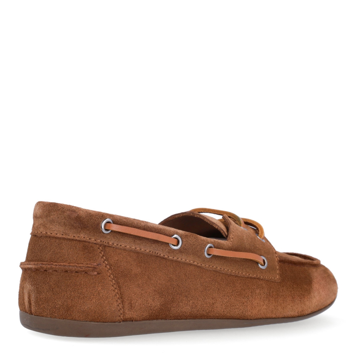 Naúticos de la marca Itse, modelo ELI. Exterior en ante color taupe con punta redonda. Interior en piel color marrón. Cierre de naúticos Itse con cordones de piel color camel y suela plana de goma. Estos náuticos Itse ELI son la última tendecia sin perder comodidad!