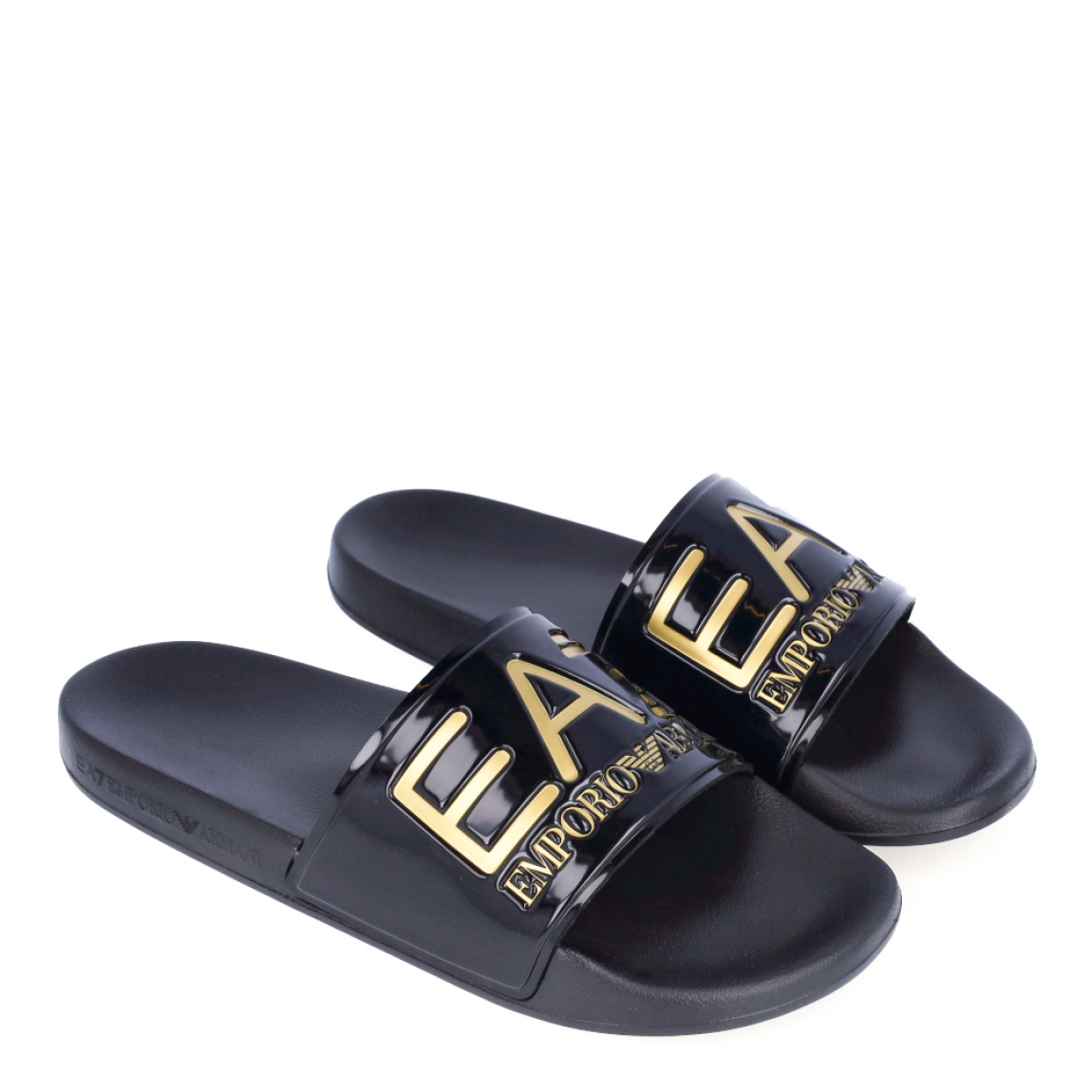 Sandalias de la marca Armani Exchange, modelo EA7. Exterior en neopreno color negro con el logo en dorado. Interior en neopreno color negro con plantilla de goma contorneada moldeada, suela exterior texturizada para mayor agarre. Estas sandalias Armani Exchange EA7 son unas clásicas, ideales para ir a todos lados esta temporada!