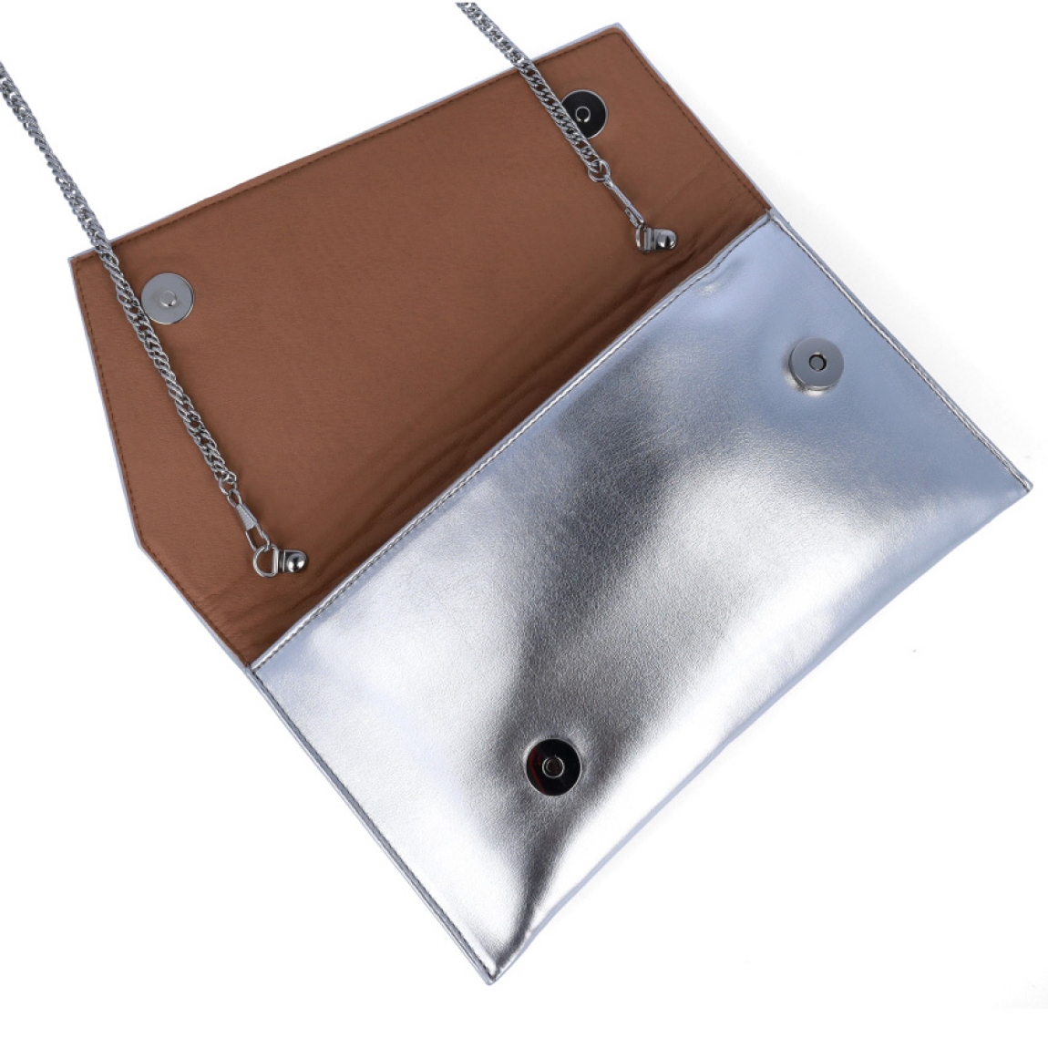 Bolso para eventos de la marca Munné, modelo VEGA. Bolso tipo cartera en piel vegana color plata. Cierre del bolso con doble botón inmantado y asa de cadena. Medidas del bolso: alto 14cm y ancho 25cm, perfectas para llevar de mano y colgado cuando lo necesites. Este bolso de fiesta Munné VEGA es un clásico reinventado que te acompañará en tus eventos más especiales a juego con tus zapatos.