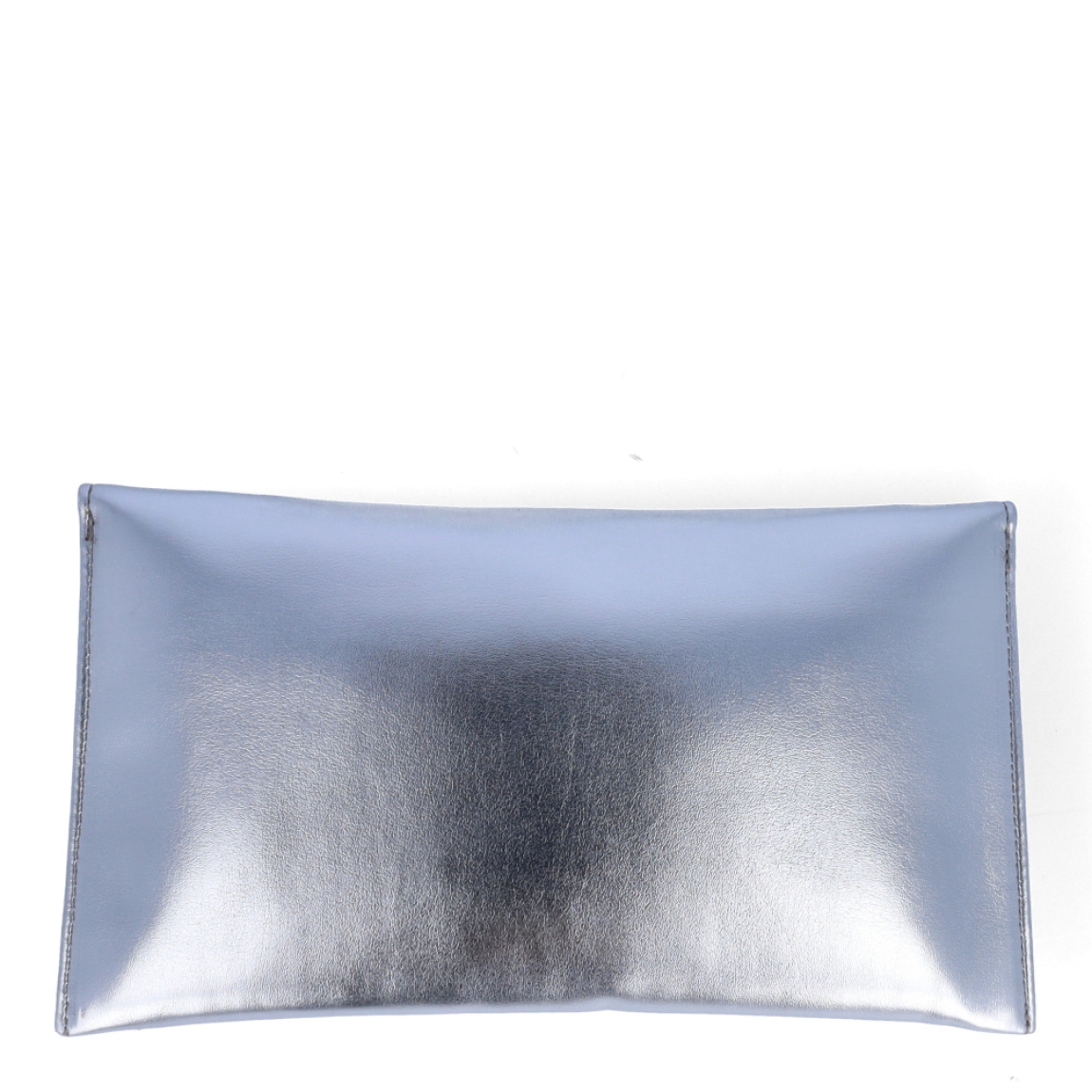 Bolso para eventos de la marca Munné, modelo VEGA. Bolso tipo cartera en piel vegana color plata. Cierre del bolso con doble botón inmantado y asa de cadena. Medidas del bolso: alto 14cm y ancho 25cm, perfectas para llevar de mano y colgado cuando lo necesites. Este bolso de fiesta Munné VEGA es un clásico reinventado que te acompañará en tus eventos más especiales a juego con tus zapatos.