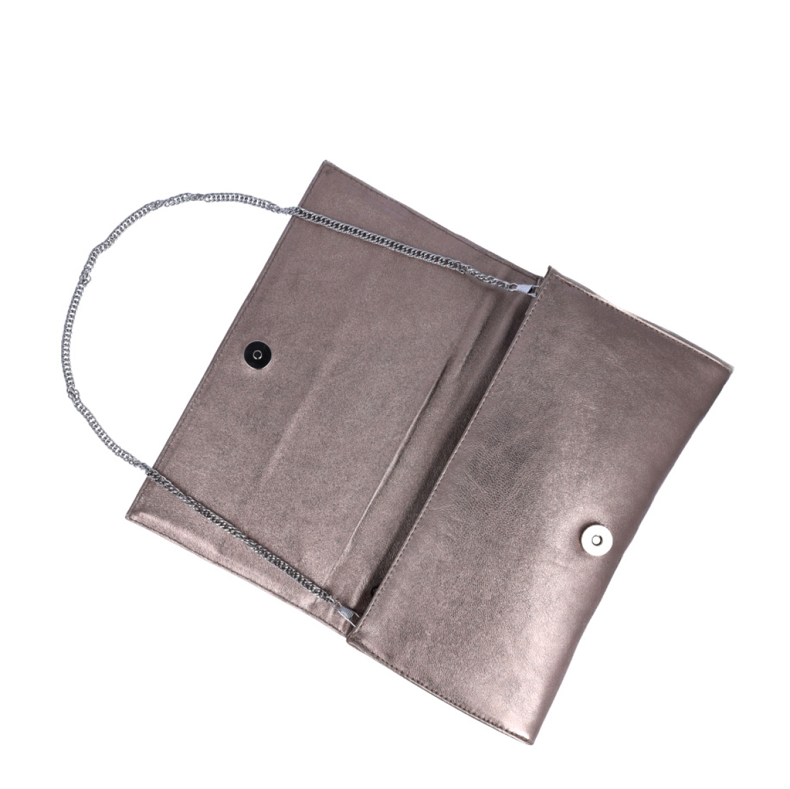 Bolso tipo cartera de la marca Munné, modelo CANDELA. Exterior de la cartera de piel de color bronce metalizado. Bolso con solapa tipo sobre con cierre de botón metálico. Medidas de 26 cm x 14 cm x 2,5 cm. El bolso tipo cartera de fiesta contine una cadena corta en el interior para colgar, y dispone de bolsillo interior con cremallera. Ideal para todos tus looks de fiesta!