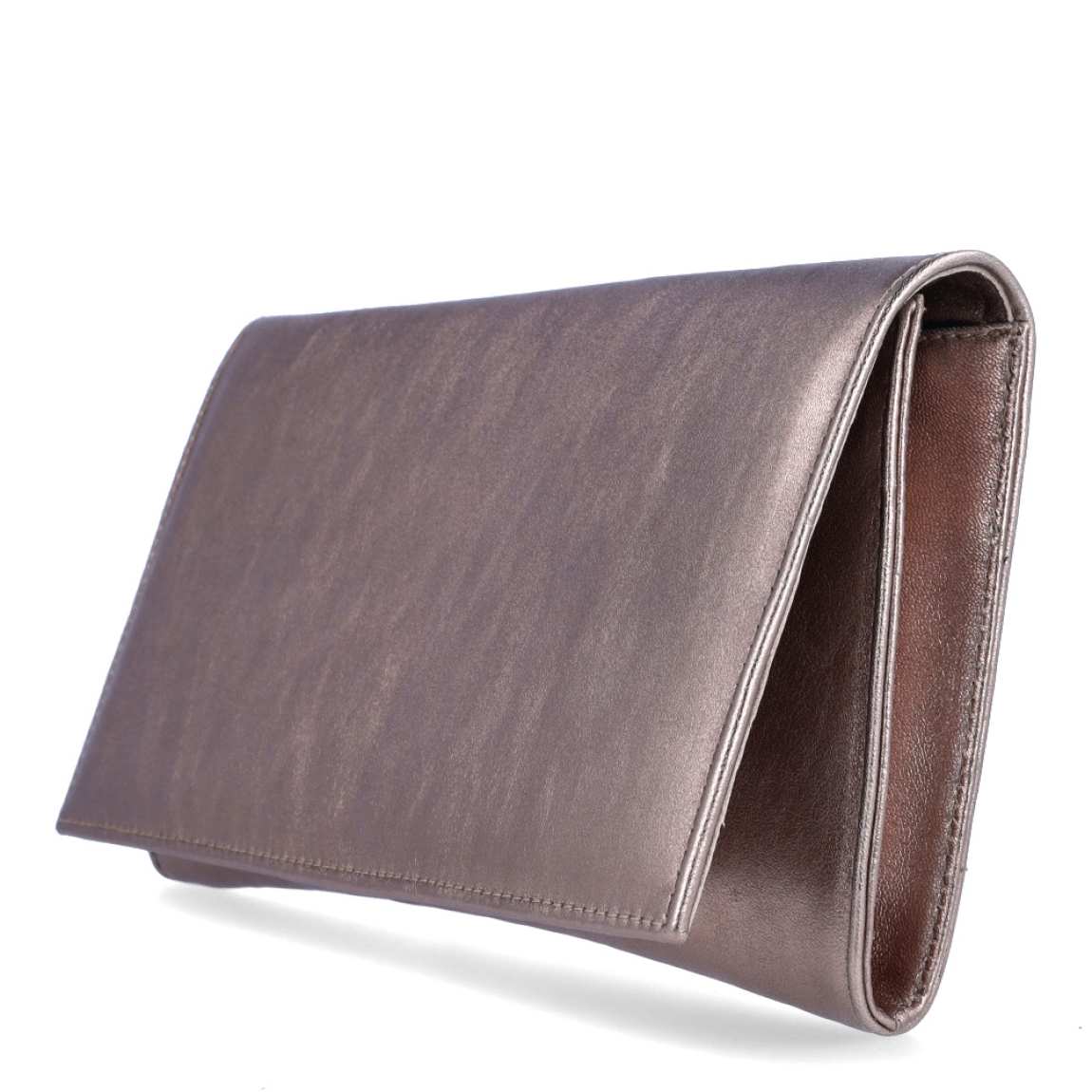Bolso tipo cartera de la marca Munné, modelo CANDELA. Exterior de la cartera de piel de color bronce metalizado. Bolso con solapa tipo sobre con cierre de botón metálico. Medidas de 26 cm x 14 cm x 2,5 cm. El bolso tipo cartera de fiesta contine una cadena corta en el interior para colgar, y dispone de bolsillo interior con cremallera. Ideal para todos tus looks de fiesta!