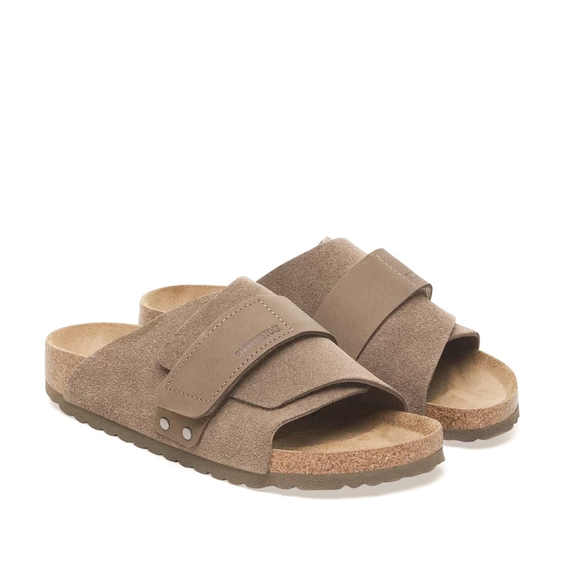 Sandalias de la marca Birkenstock, modelo KYOTO. Elaborado en ante color gris con cierre de velcro en la pala. Modelo de Birkenstock inspirado en el clásico Zürich y destaca gracias a su diseño compacto con un cierre de ajuste individual. Interior en forma anatómica para mayor comodidad y suela de corcho. Este proporciona una sujeción óptima y se complementa con dos remaches metálicos. El material superior está compuesto por ante especialmente suave que se adapta al pie como un guante y piel nubuc de alta calidad. Modelo Birkenstock KYOTO es todo lo que necesitas esta temporada!
