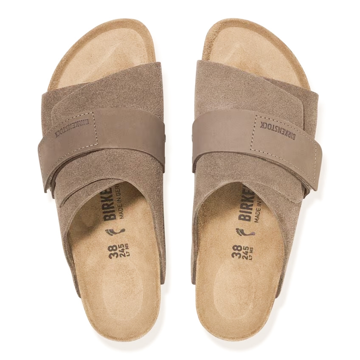 Sandalias de la marca Birkenstock, modelo KYOTO. Elaborado en ante color gris con cierre de velcro en la pala. Modelo de Birkenstock inspirado en el clásico Zürich y destaca gracias a su diseño compacto con un cierre de ajuste individual. Interior en forma anatómica para mayor comodidad y suela de corcho. Este proporciona una sujeción óptima y se complementa con dos remaches metálicos. El material superior está compuesto por ante especialmente suave que se adapta al pie como un guante y piel nubuc de alta calidad. Modelo Birkenstock KYOTO es todo lo que necesitas esta temporada!