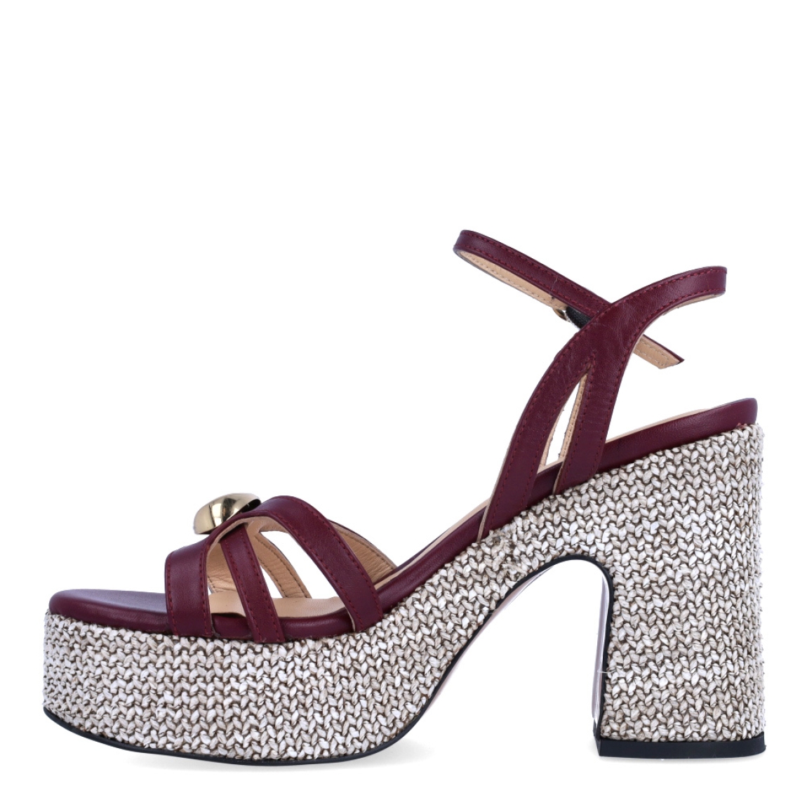 Sandalias de la marca Itse, modelo HEBI. Exterior en piel color granate con tiras cruzadas y detalle de adorno dorado en centro de pala. Interior en piel color nude. Cierre con hebilla en tobillo y tacón en piel trenzada tonalidad beig de 7cm de altura. Estas sandalias Itse HEBI son ideales para estilizar cualquier look!