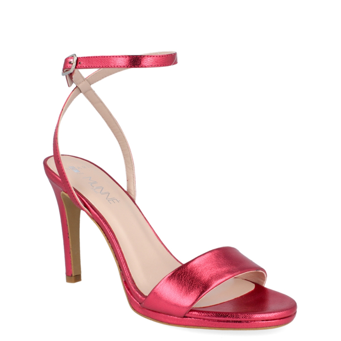 Sandalia de la marca Muné, modelo Pamela. Exterior de la sandalia de piel metalizada de color rojo. Interior de la sandalia de piel de color beig. Cierre de la sandalia con hebilla en el tobillo. Sandalia con tacón alto de 9 cm de altura. Sandalia con plantilla acolchada para garantizar el máximo confort. La sandalia de piel metalizada Munné es una sandalia de fiesta cómoda, atrevida e ideal para dar un toque de color al look.