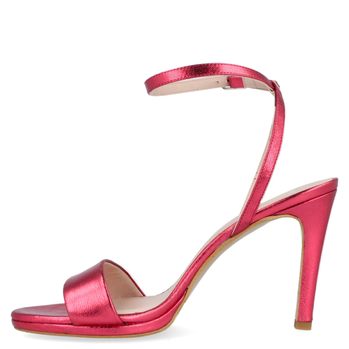 Sandalia de la marca Muné, modelo Pamela. Exterior de la sandalia de piel metalizada de color rojo. Interior de la sandalia de piel de color beig. Cierre de la sandalia con hebilla en el tobillo. Sandalia con tacón alto de 9 cm de altura. Sandalia con plantilla acolchada para garantizar el máximo confort. La sandalia de piel metalizada Munné es una sandalia de fiesta cómoda, atrevida e ideal para dar un toque de color al look.