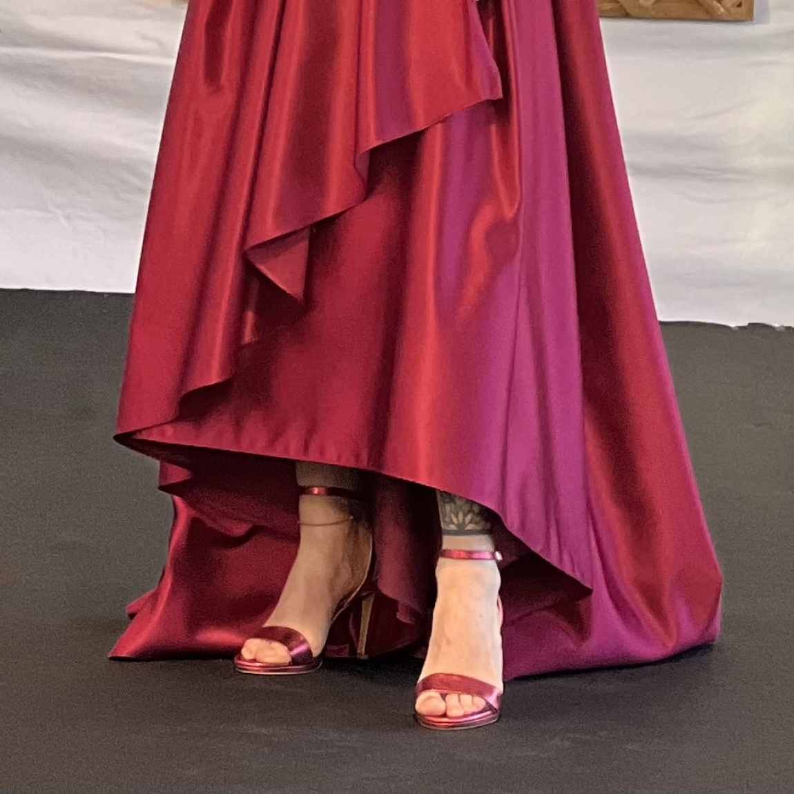 Sandalia de la marca Muné, modelo Pamela. Exterior de la sandalia de piel metalizada de color rojo. Interior de la sandalia de piel de color beig. Cierre de la sandalia con hebilla en el tobillo. Sandalia con tacón alto de 9 cm de altura. Sandalia con plantilla acolchada para garantizar el máximo confort. La sandalia de piel metalizada Munné es una sandalia de fiesta cómoda, atrevida e ideal para dar un toque de color al look.