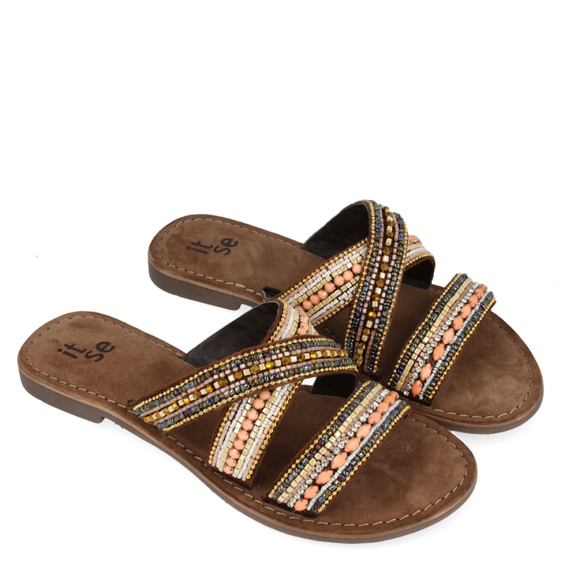 Sandalia de pedreria de la marca Itse, modelo Tala. Exterior de la sandalia de piel de color marrón. Exterior de la sandalia decorado con pedrería multicolor. Interior de la sandalia de piel de color marrón. Pala con suela de goma flexible y ligera. Sandalia con plantilla acolchada para garantizar el máximo confort. La sandalia de Itse, modelo Tala, es la sandalia perfecta para el verano. Es una sandalia cómoda y versátil para cualquier plan de verano.