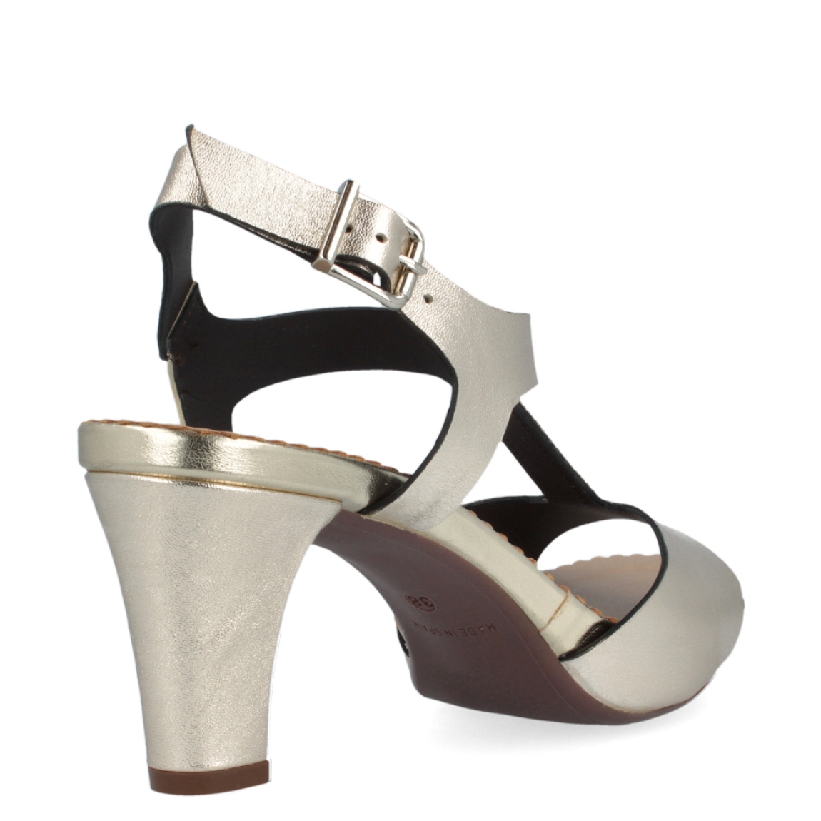 Sandalia dorada de la marca Munné, modelo Cora. Exterior de la sandalia de piel de color dorado, con detalles de brillantes en la pala. Interior de la sandalia de piel de color marrón. Cierre de la sandalia con hebilla en el tobillo. Sandalia con plantilla acolchada para garantizar la máxima comodidad. Sandalia con tacón de 7 cm, incluyendo 2 cm de plataforma. La sandalia dorada de Munné, modelo Cora es un zapato elegante y cómodo, ideal para tus eventos más especiales.