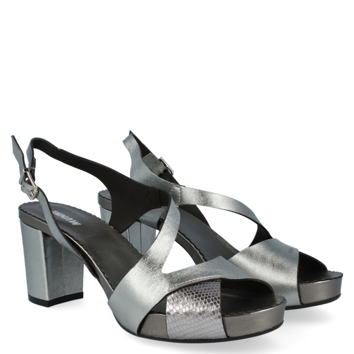 Sandalia plateada de la marca Munné, modelo Ariadne. Exterior de la sandalia de piel de color plateado. Interior de la sandalia de piel de color marrón. Cierre de la sandalia con hebilla en el tobillo. Sandalia con plantilla acolchada para garantizar la máxima comodidad. Sandalia con tacón de 7 cm, incluyendo 2 cm de plataforma. La sandalia plateada de Munné, modelo Ariadne es un zapato elegante y cómodo, ideal para tus eventos más especiales.