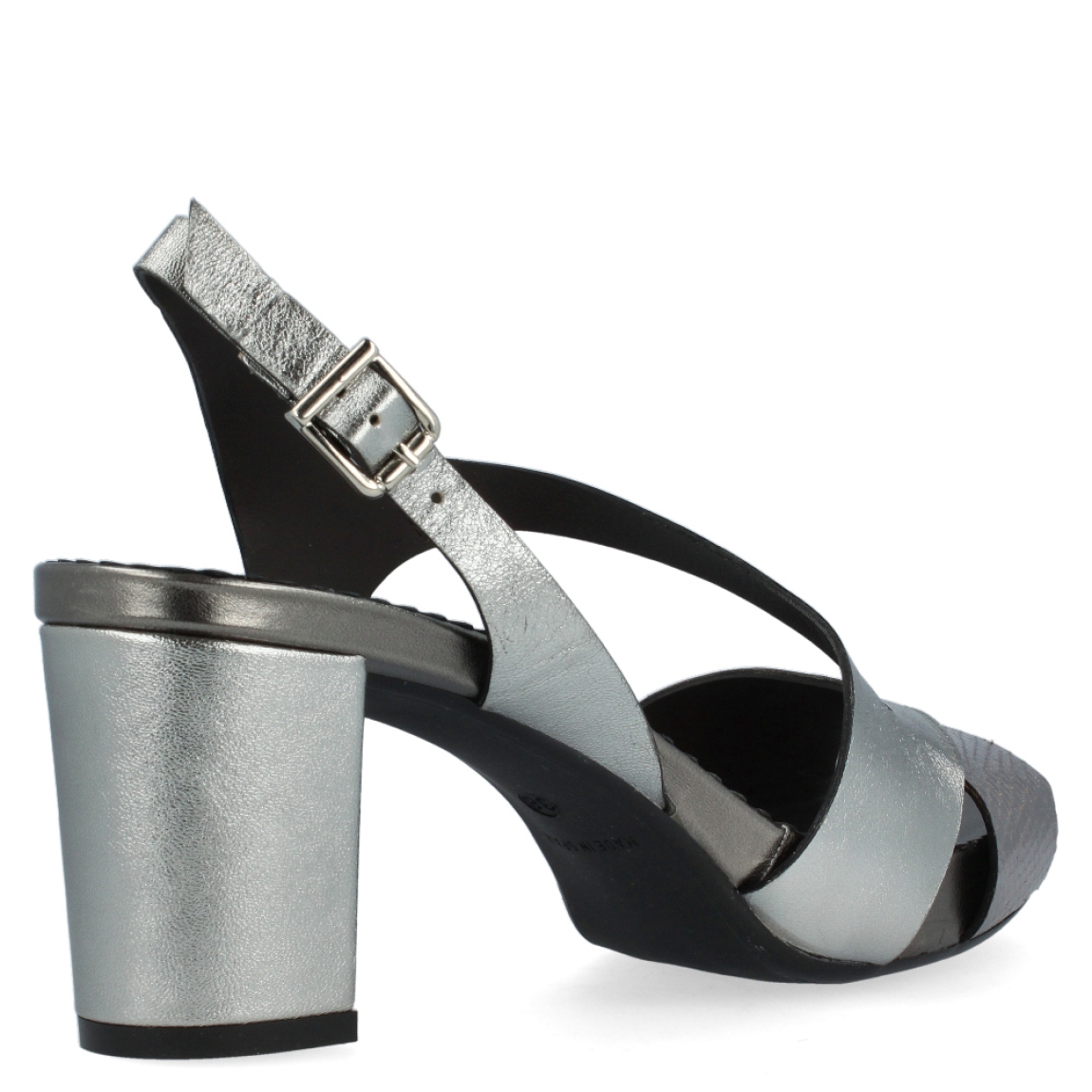 Sandalia plateada de la marca Munné, modelo Ariadne. Exterior de la sandalia de piel de color plateado. Interior de la sandalia de piel de color marrón. Cierre de la sandalia con hebilla en el tobillo. Sandalia con plantilla acolchada para garantizar la máxima comodidad. Sandalia con tacón de 7 cm, incluyendo 2 cm de plataforma. La sandalia plateada de Munné, modelo Ariadne es un zapato elegante y cómodo, ideal para tus eventos más especiales.