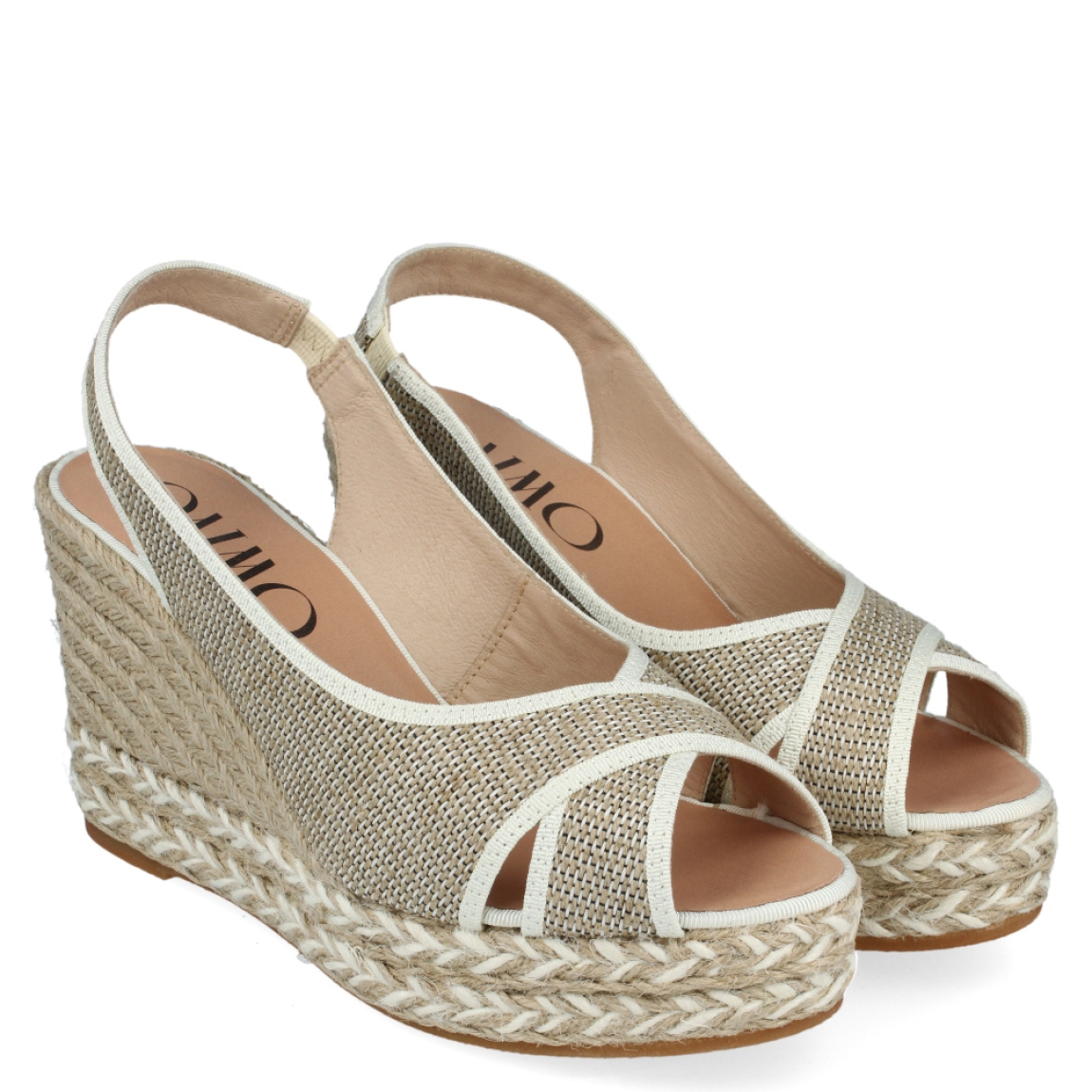 Sandalia dorada de la marca Gaimo, modelo Ron. Exterior de la sandalia de rafia trenzada de color beig y blanco. Interior de la sandalia de piel de color nude. Sandalia con cuña alta de esparto de 10 cm de altura, incluyendo una plataforma alta de 2 cm. Sandalia con plantilla acolchada, para garantizar el máximo confort. La sandalia con cuña de Gaimo, modelo Ron, es una sandalia coqueta y cómoda, ideal para las ocasiones más especiales del verano.