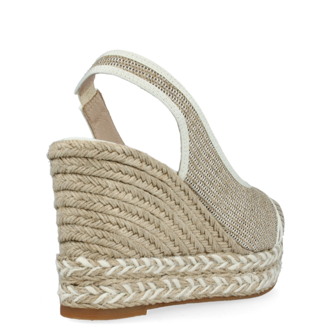 Sandalia dorada de la marca Gaimo, modelo Ron. Exterior de la sandalia de rafia trenzada de color beig y blanco. Interior de la sandalia de piel de color nude. Sandalia con cuña alta de esparto de 10 cm de altura, incluyendo una plataforma alta de 2 cm. Sandalia con plantilla acolchada, para garantizar el máximo confort. La sandalia con cuña de Gaimo, modelo Ron, es una sandalia coqueta y cómoda, ideal para las ocasiones más especiales del verano.